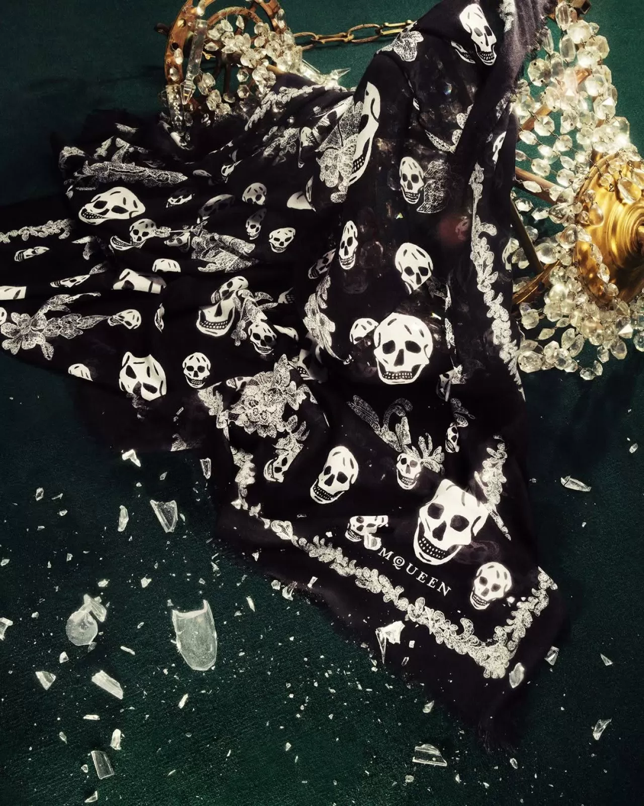 Alexander McQueen 2026 İlkbahar/Yaz Ön Koleksiyonu için Tatil Düzenlemesi Tanıtıldı