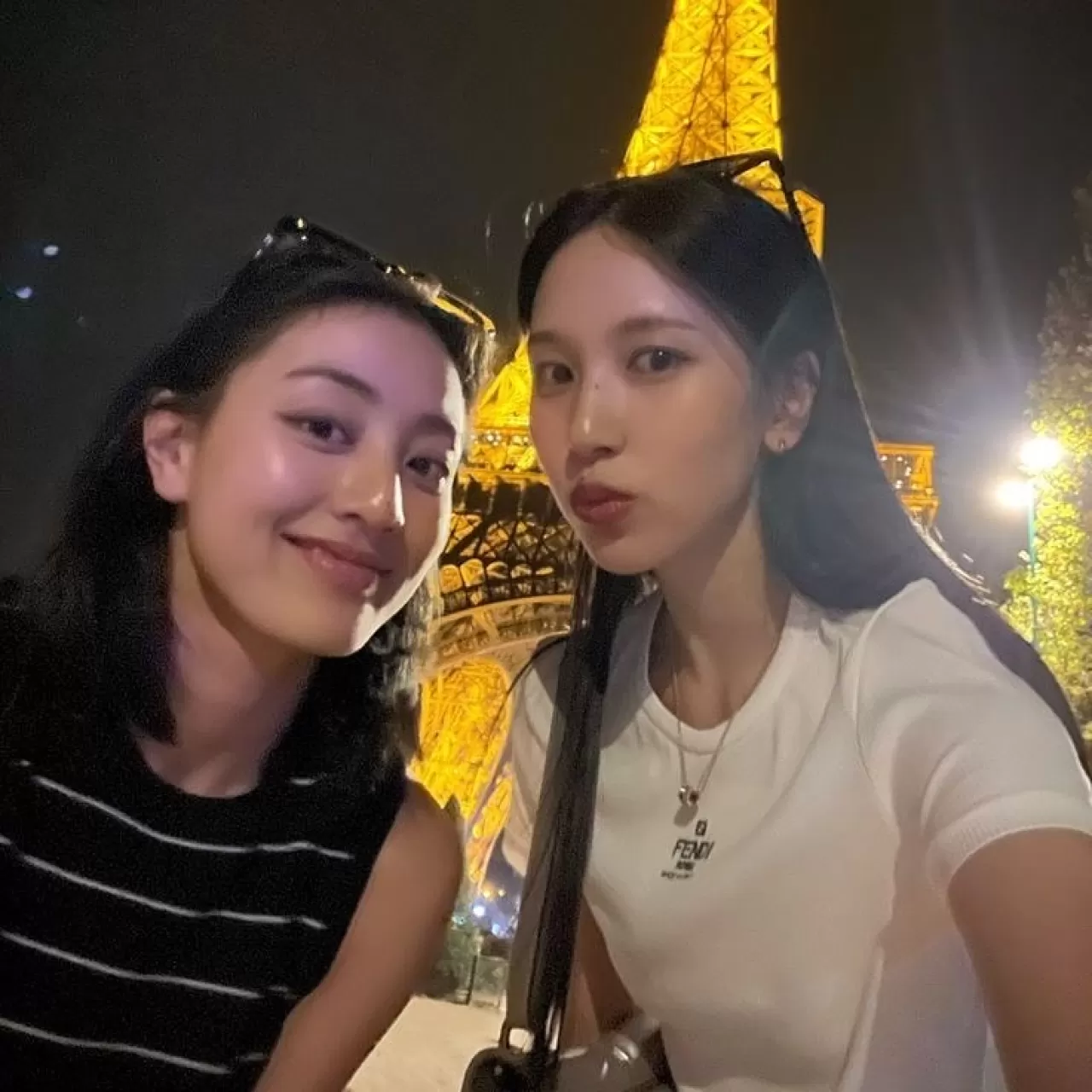 TWICE Jihyo ve Mina'dan Havuz Keyfi