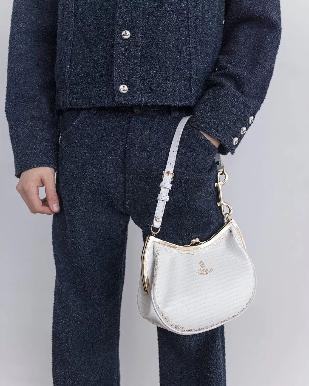 Vivienne Westwood'dan Bahar İlhamı: Charm Frame Çantası Çiçek Motifleriyle Dikkat Çekiyor