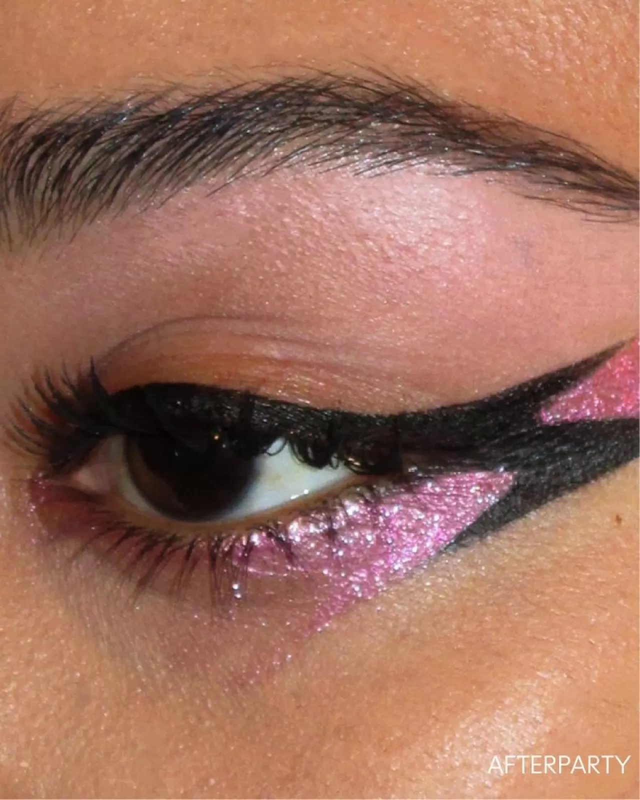 MAC Cosmetics, Halloween İçin Yeni Parıltılı Far Paletini Tanıttı