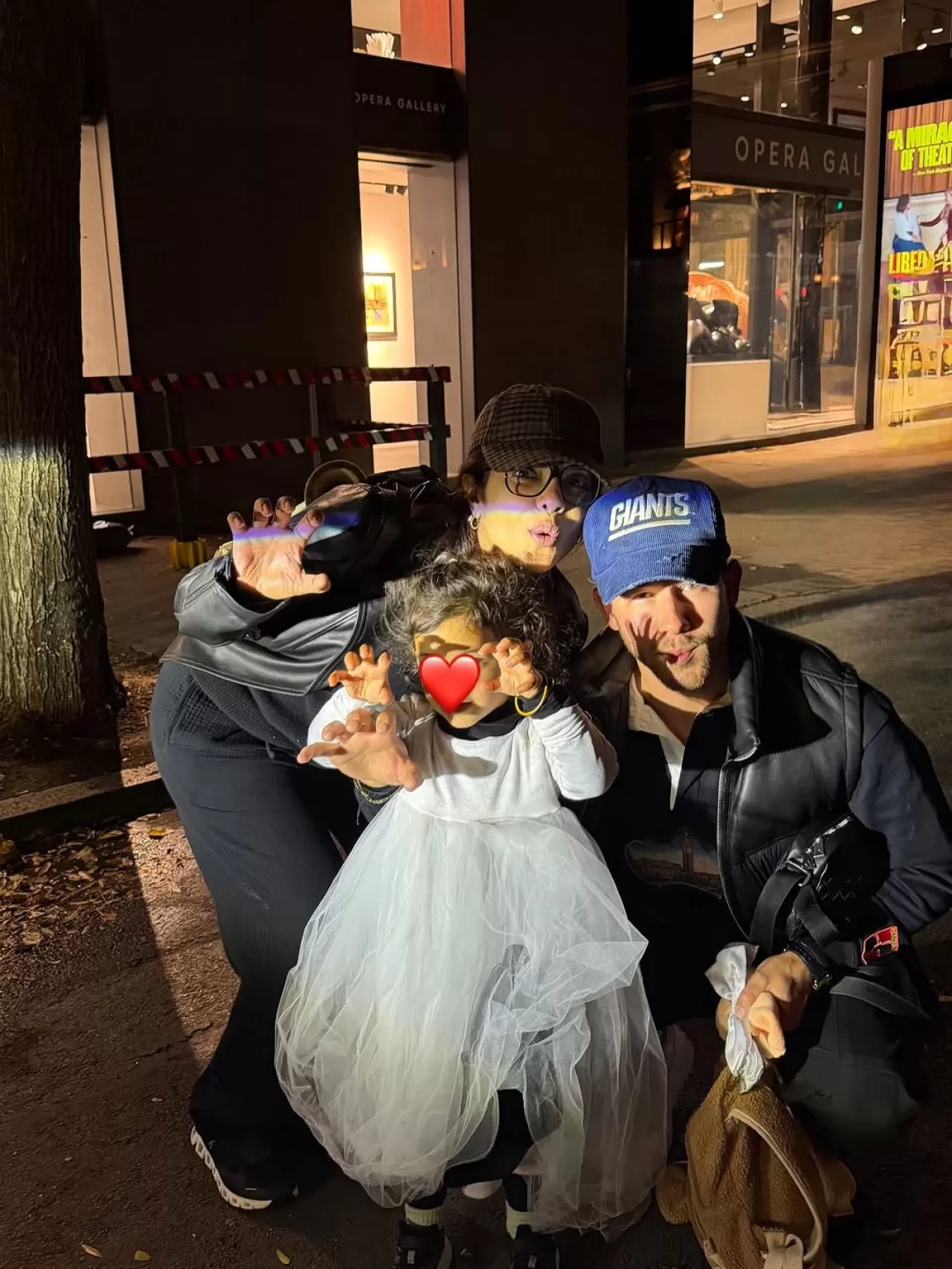 Priyanka Chopra Jonas ve Ailesi, Cadılar Bayramı'nı Evde Karşıladı