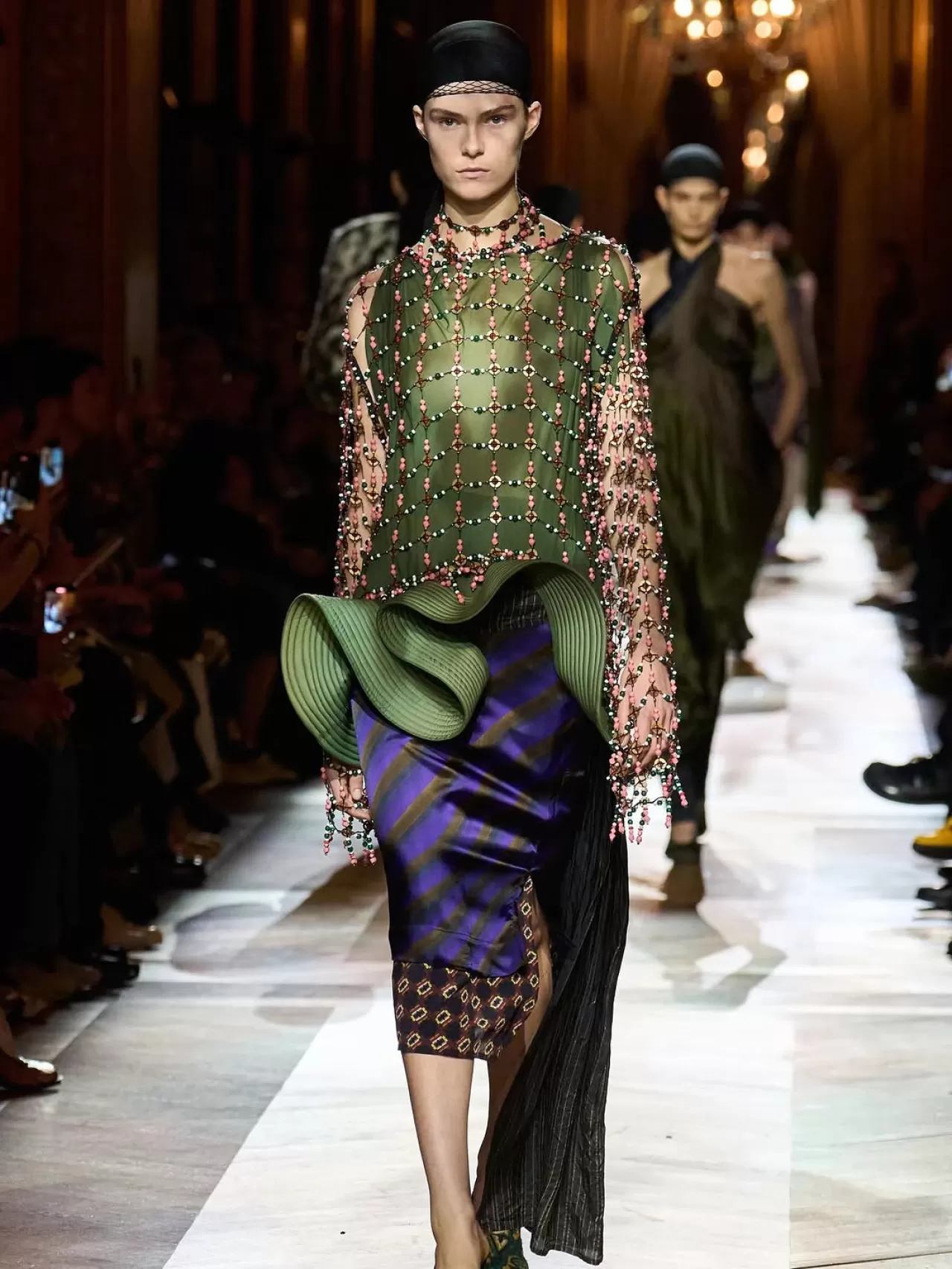 Dries Van Noten'dan 2025-26 Sonbahar/Kış Koleksiyonu: Özgün Desenler ve Mimari Formlar