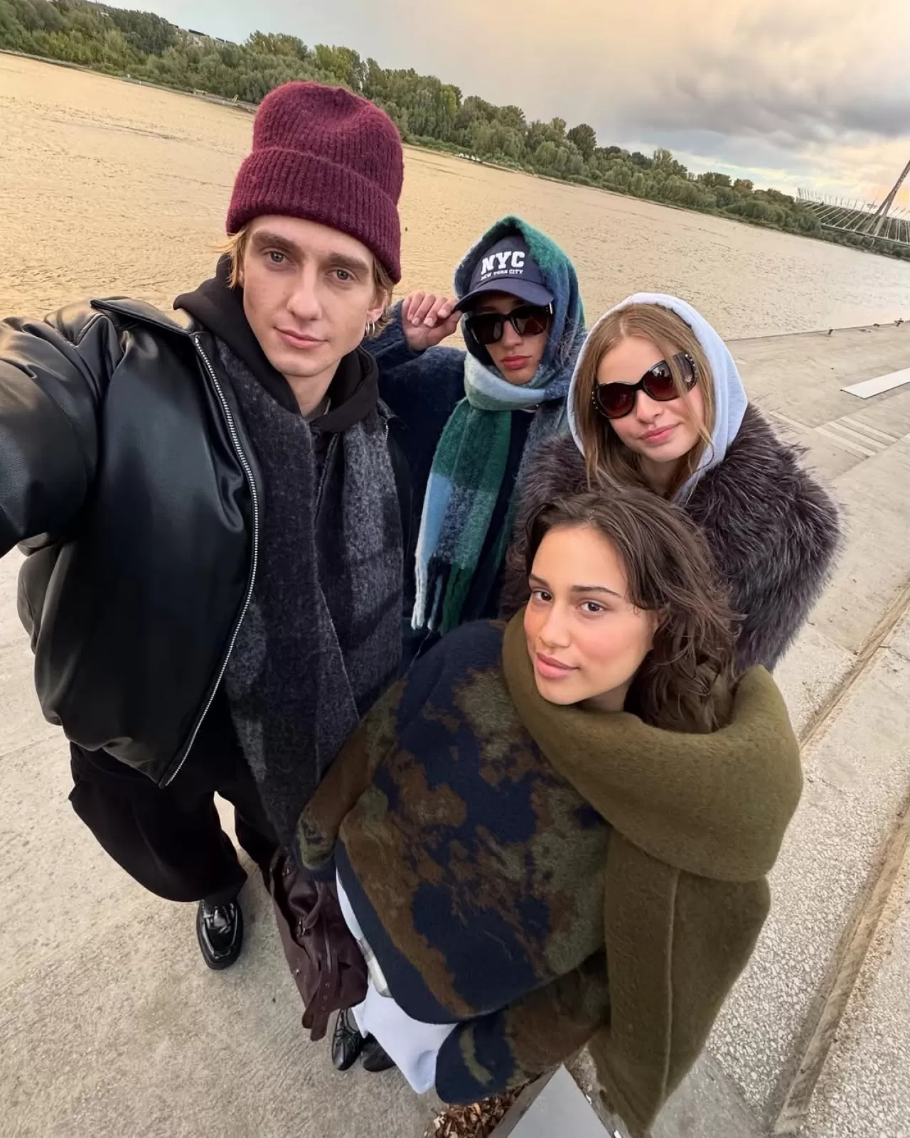 BERSHKA'nın Sonbahar Koleksiyonu, Gün Batımında Stil ve Anı Yakalama Fırsatı Sunuyor