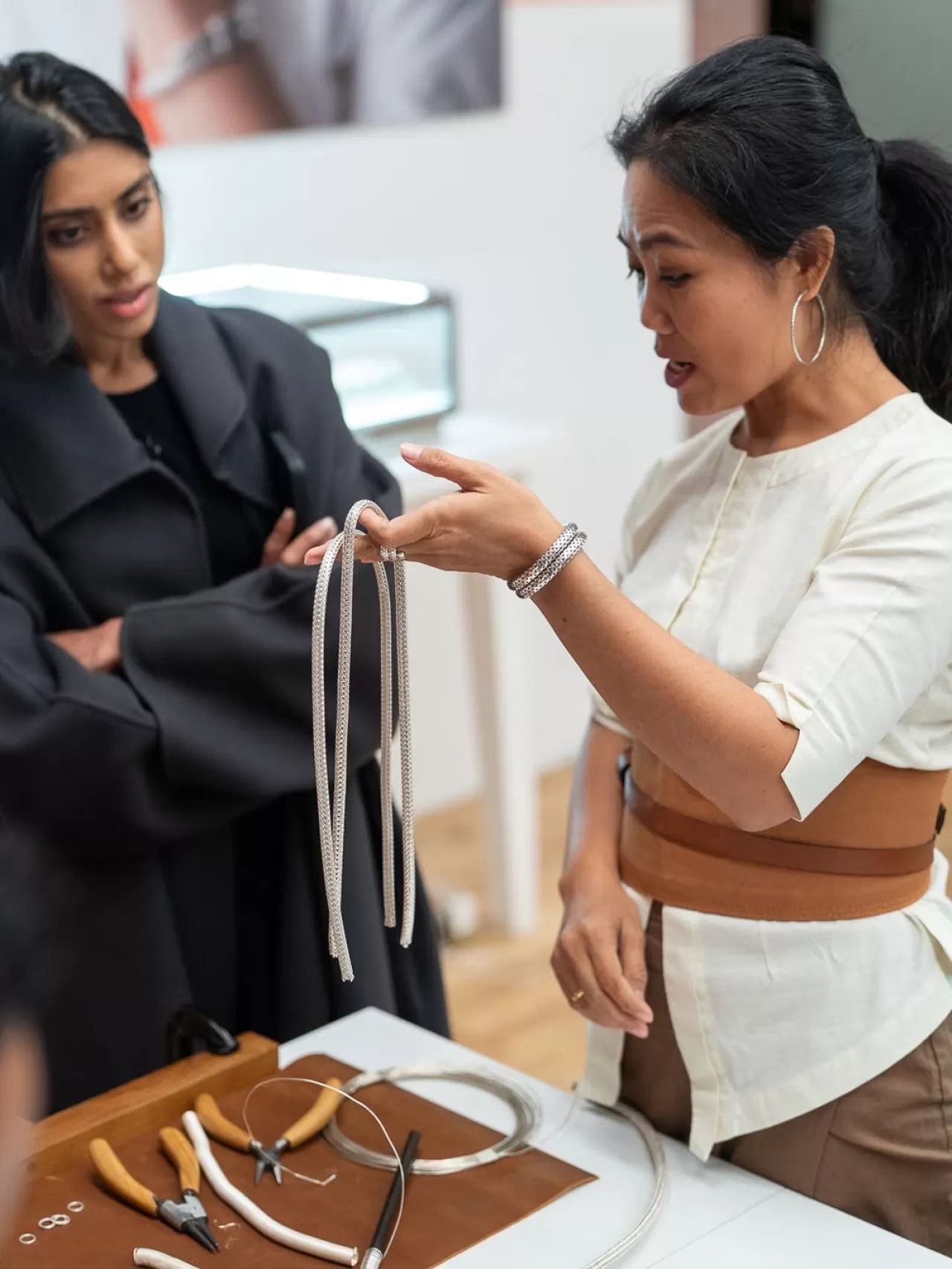 John Hardy, Soho'daki Butiğinde Zincir Dokuma Demo Etkinliği Düzenliyor