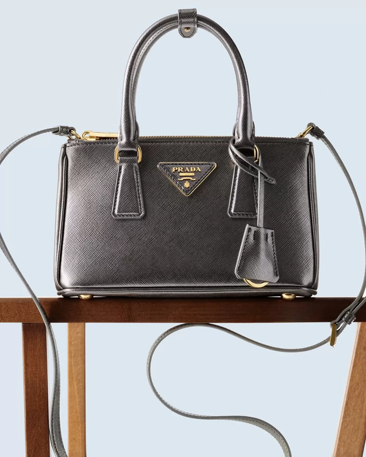 Prada, Galleria Çantasının Zamana Meydan Okuyan Tasarımını Vurguluyor