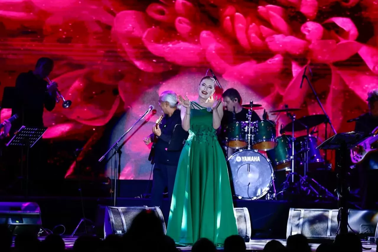 Candan Erçetin, Bingöl Sütaş'ın 50. Yıl Kutlamalarında Sahne Aldı