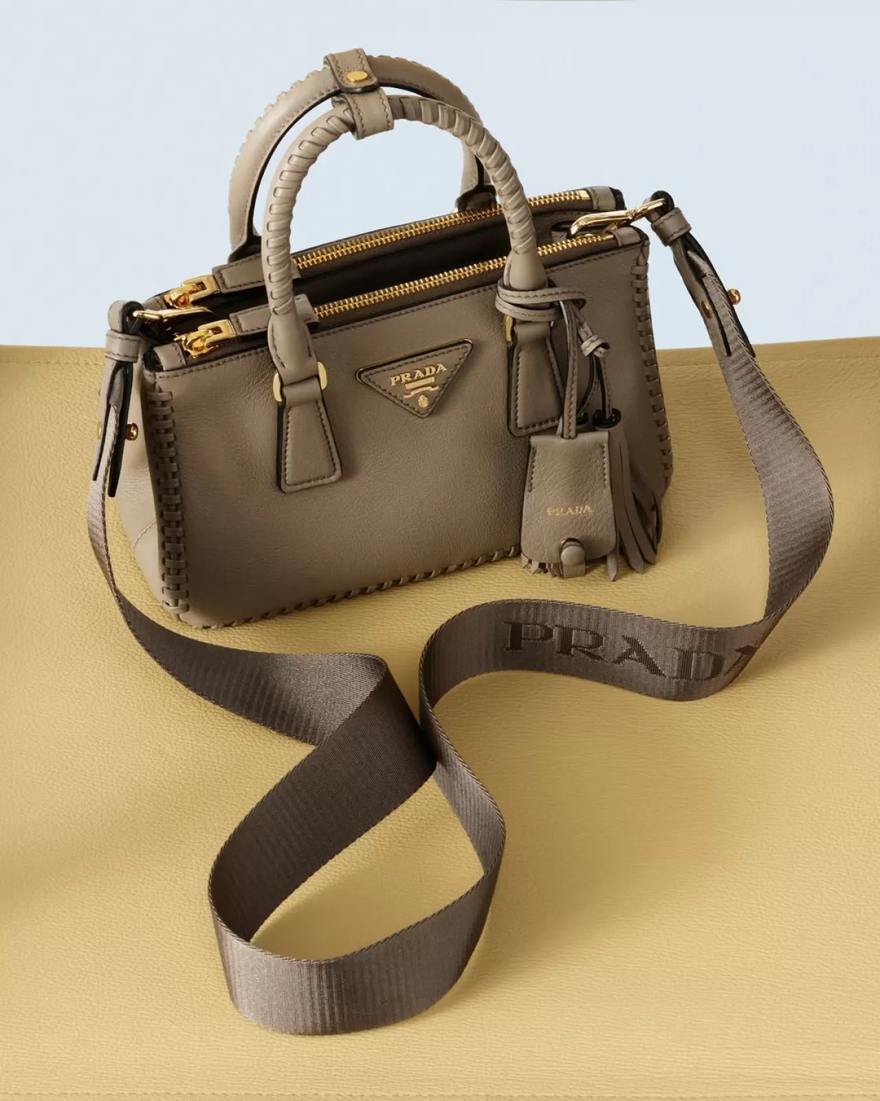 Prada Galleria Çantası Sosyal Medyada Gündem Oldu