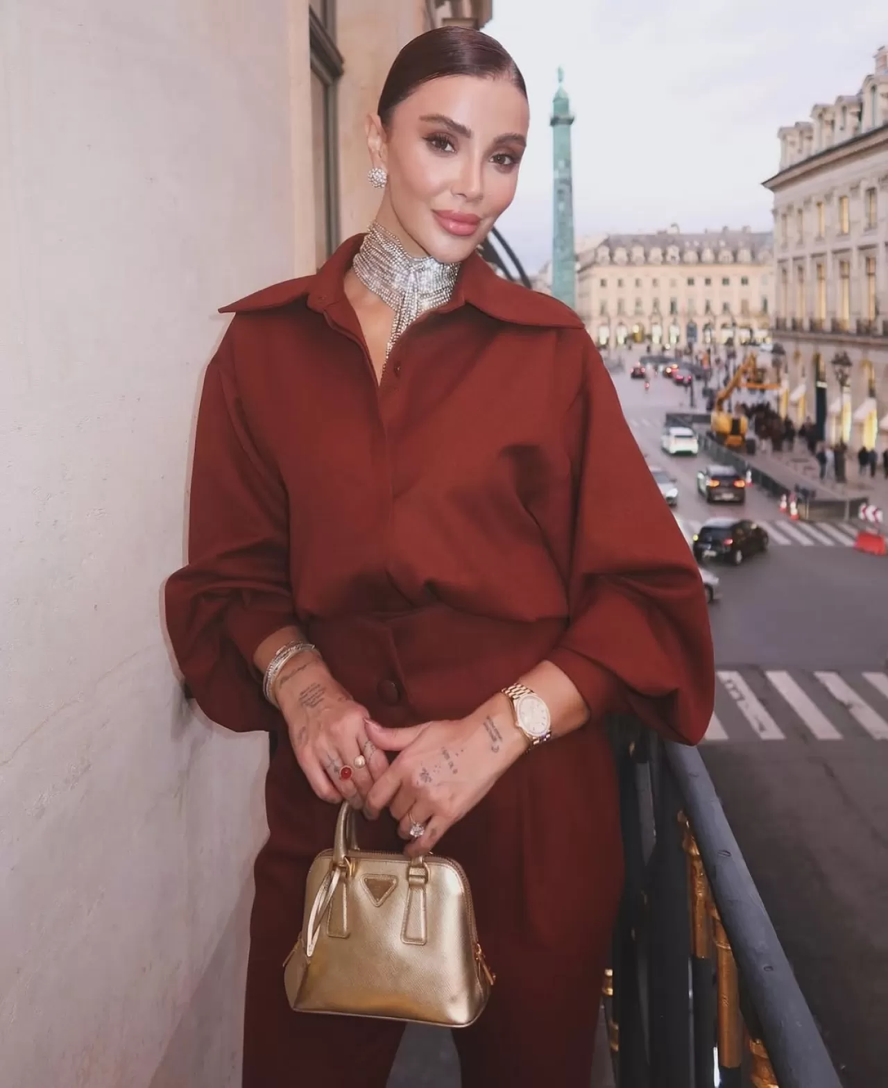 Özge Ulusoy, Sosyal Medya Paylaşımıyla Balkon Keyfini Sergiledi