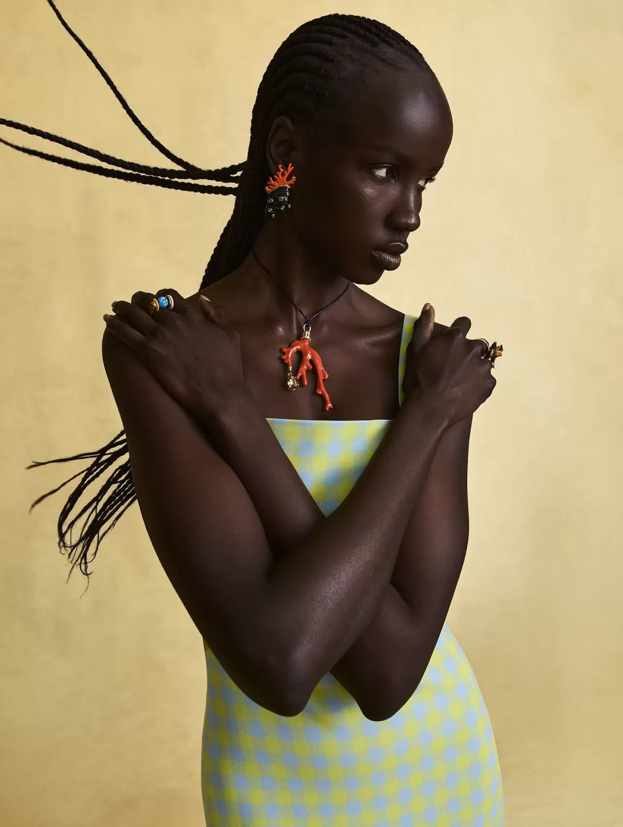 Oscar de la Renta'nın 2026 İlkbahar Koleksiyonu'nda Kırmızı Mercan Vurgusu Dikkat Çekiyor