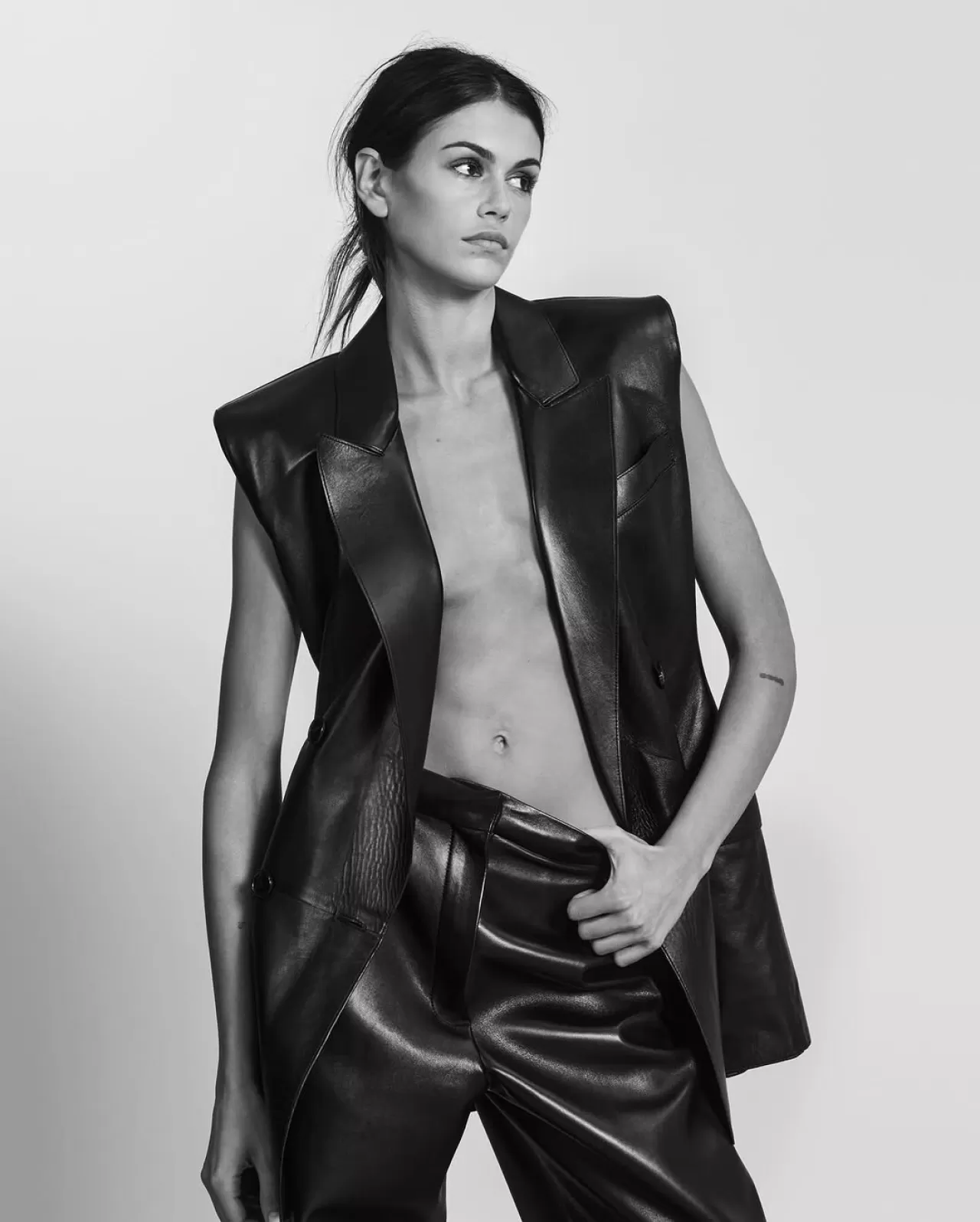 Givenchy'nin Yeni Koleksiyonundan İlk Görüntüler: Kaia Gerber Cilt Elbise ile Dikkat Çekti