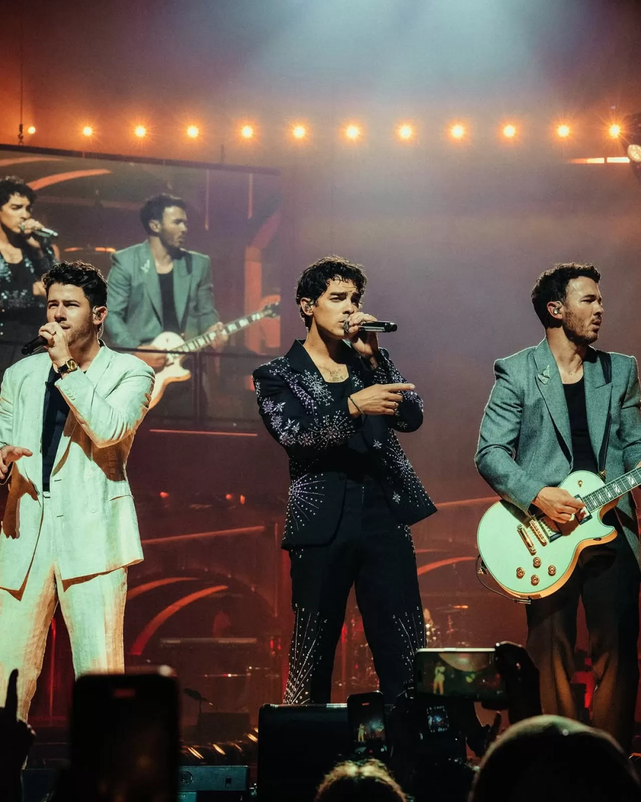 Jonas Brothers'tan Erken Noel Mesajı: "Noel Şimdi Başladı"