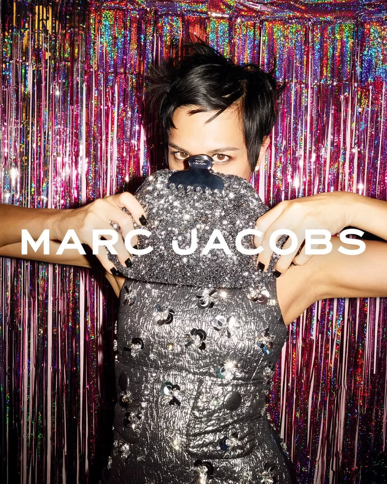 Marc Jacobs'tan Işıltılı Yeni Aksesuar: 'The Glam Clutch' Tanıtıldı