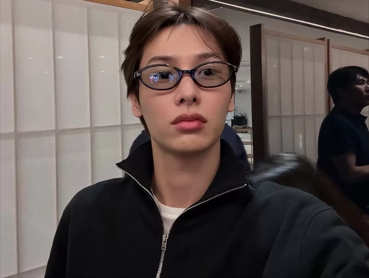 Gun Atthaphan, GENTLE MONSTER'ın 2025 Sonbahar Koleksiyonu İçin Objektif Karşısına Geçti