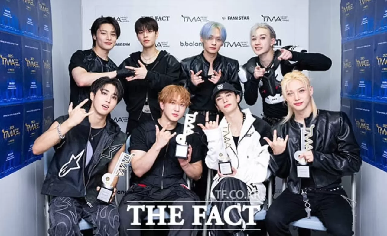 Stray Kids, The Fact Müzik Ödülleri'nde Röportaj Anlarından Fotoğraflar Paylaştı
