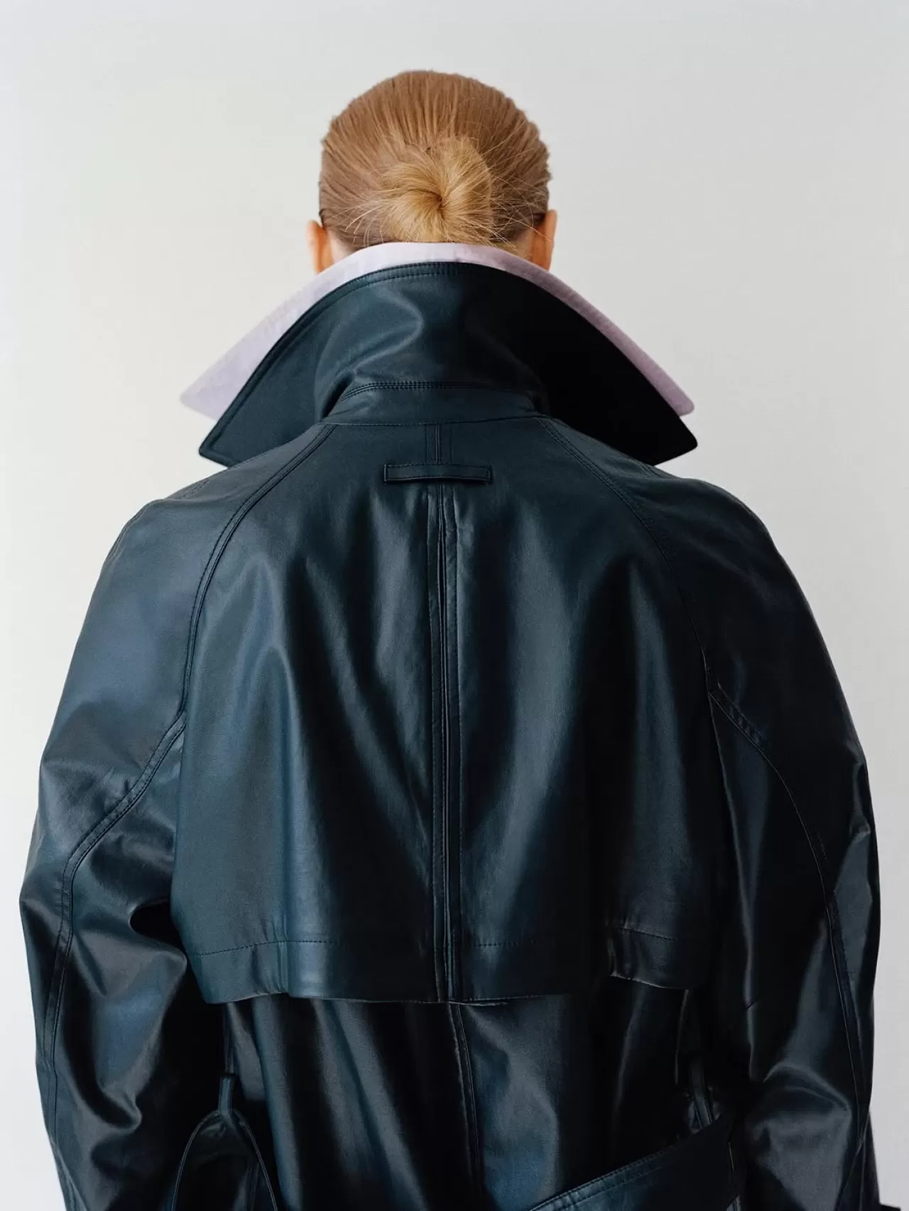 Proenza Schouler, 2026 İlkbahar Öncesi Koleksiyonu İçin Yeni Bir Trench Coat Modeli Tanıttı