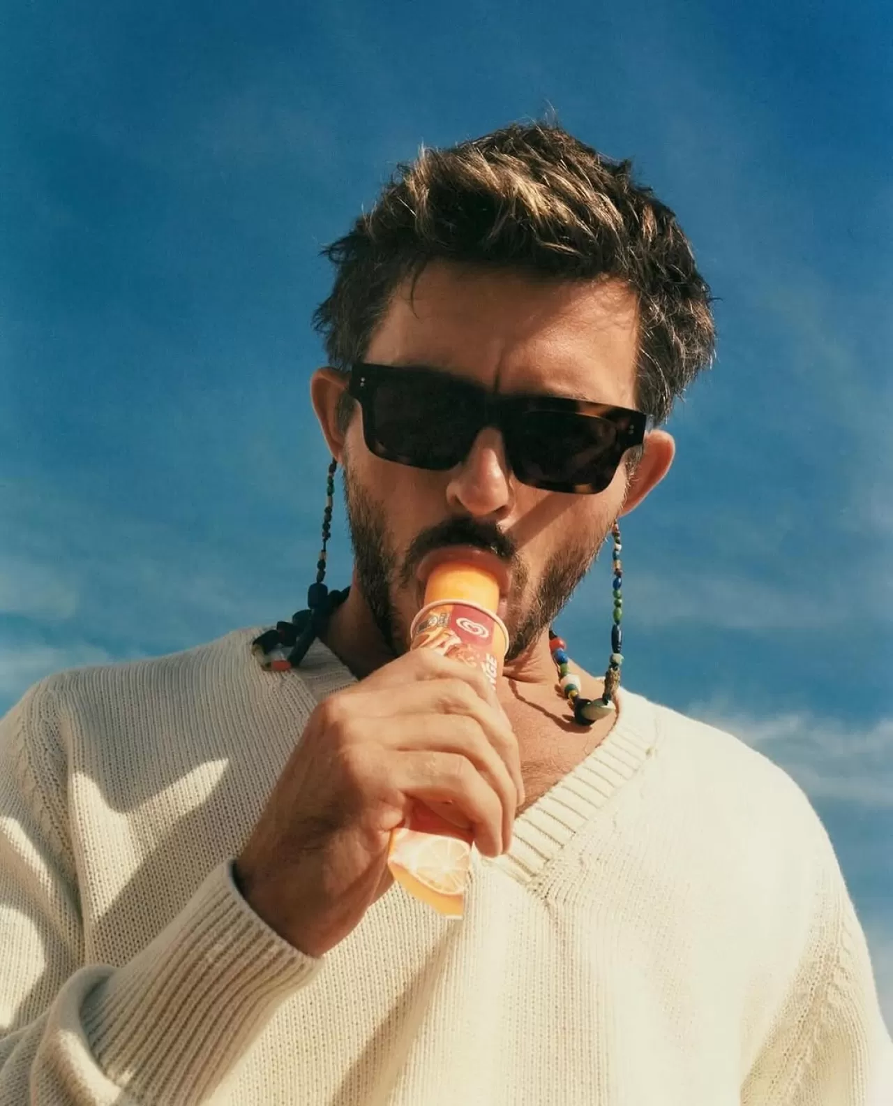 Jonathan Bailey, JW Anderson Tasarısı Gözlük ve Taş Boncuklu Kolye ile Gündem Oldu