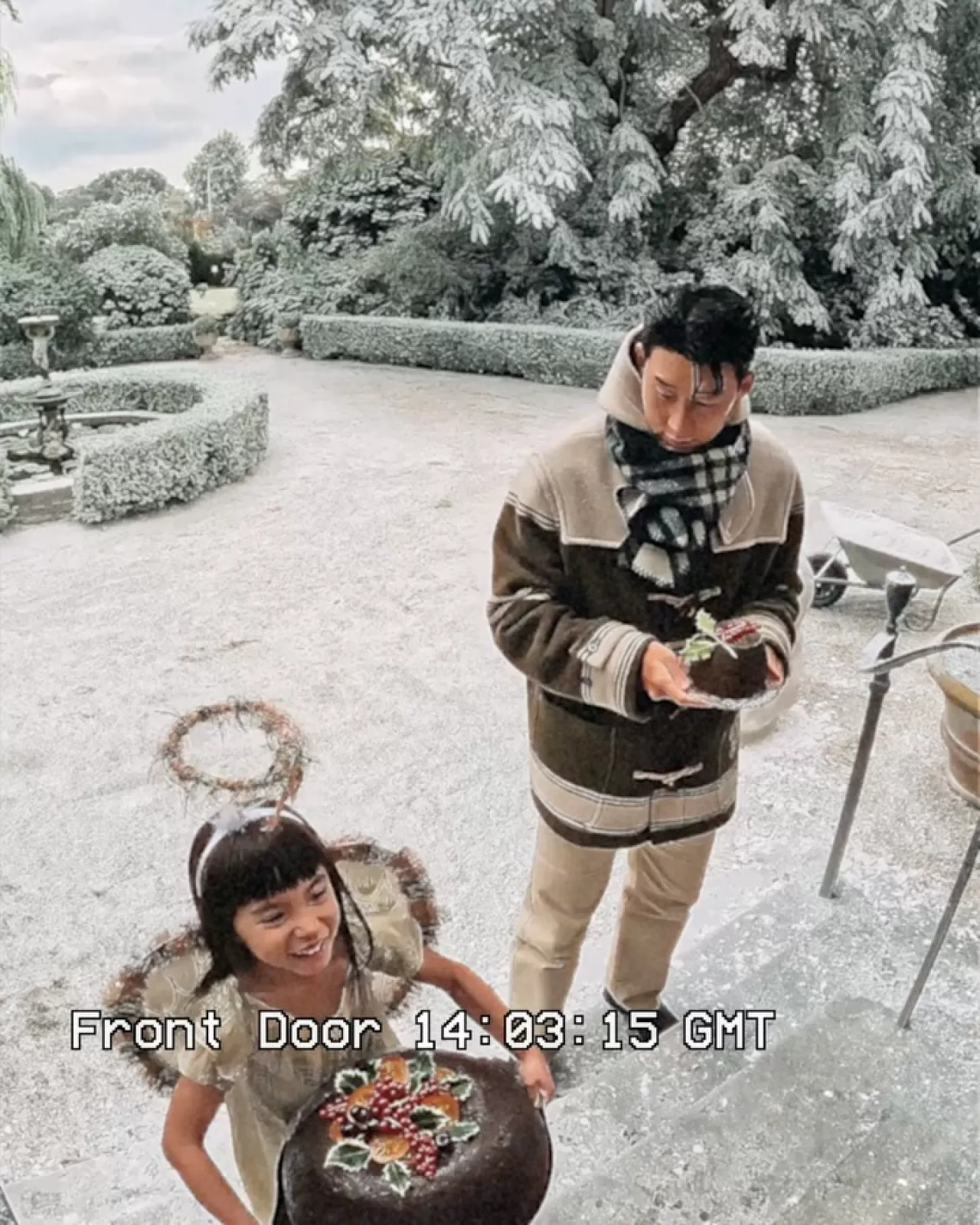 Burberry, 2025 Yılbaşı Kampanyası 'TWAS THE KNIGHT BEFORE'ı Tanıttı