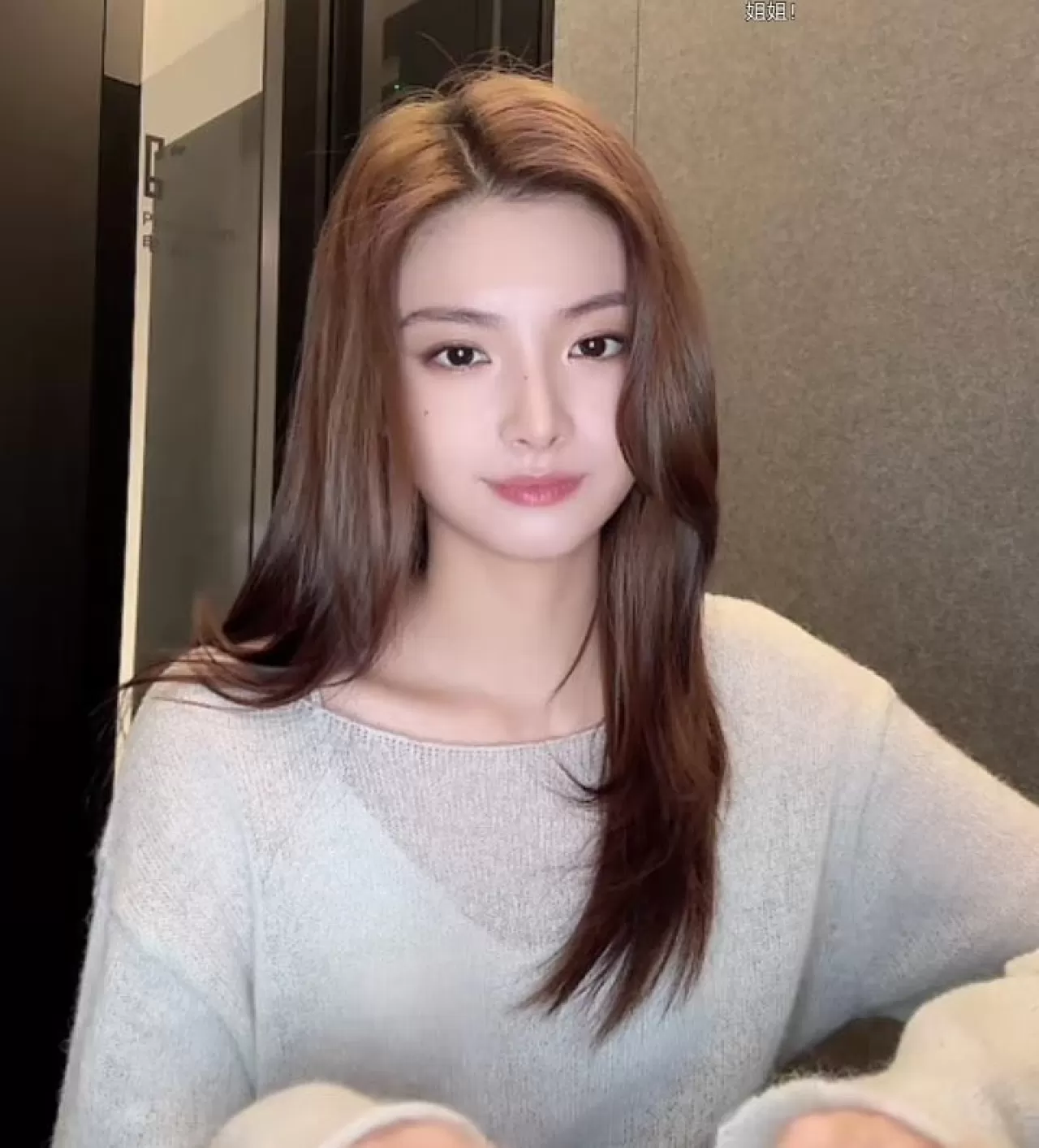 EVERGLOW Üyesi Yiren, Douyin Platformunda Canlı Yayın Açtı