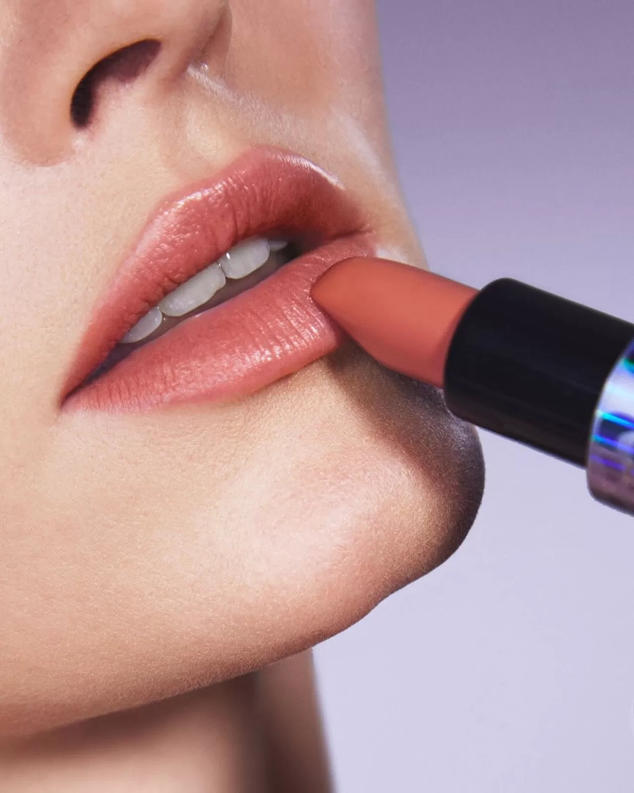 Iris van Herpen'in İmzası NARS'ta: Yeni Ruj Koleksiyonu