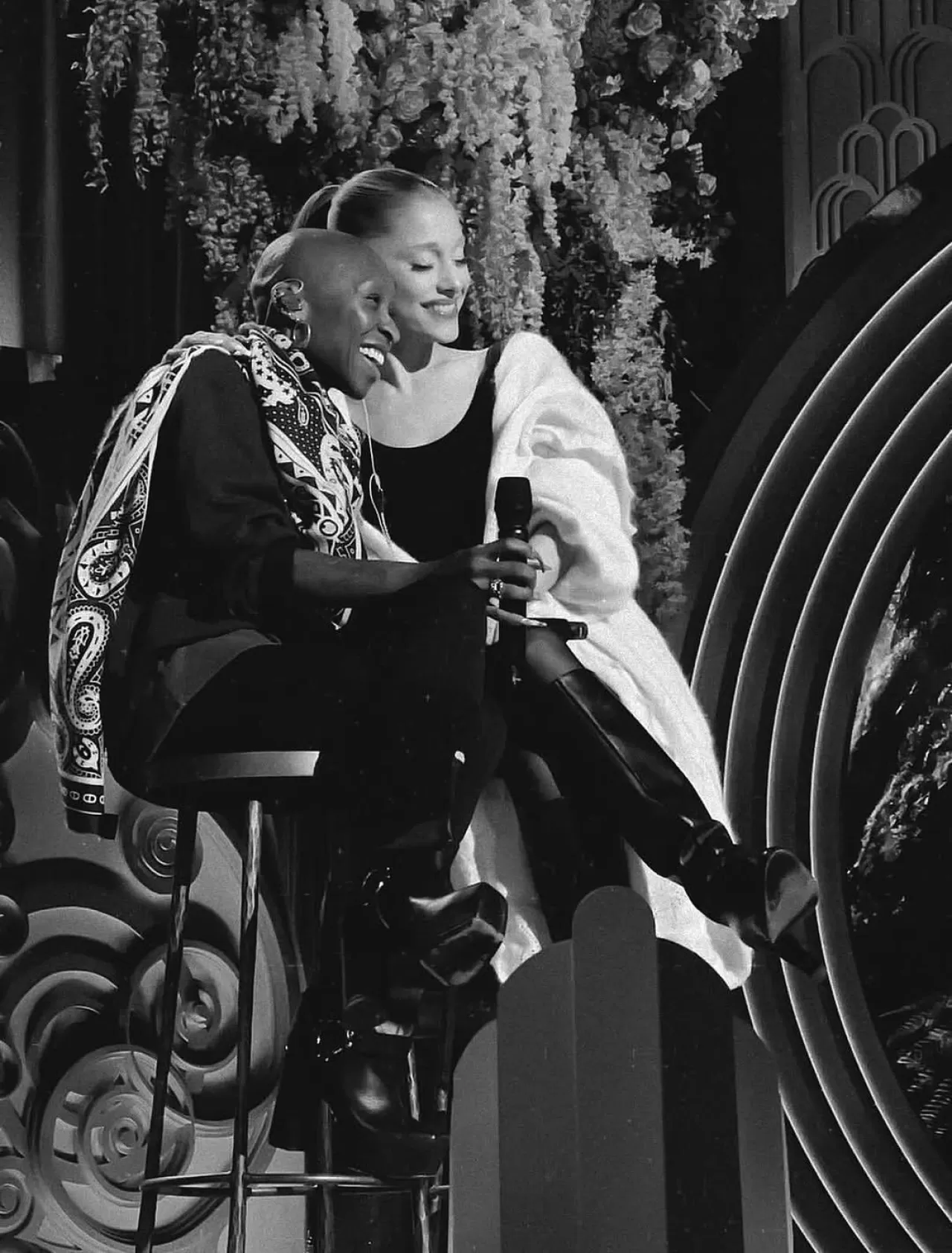 Ariana Grande, "Wicked" Filminin Prömiyer Gecesini İzleyicilerle Buluşturuyor