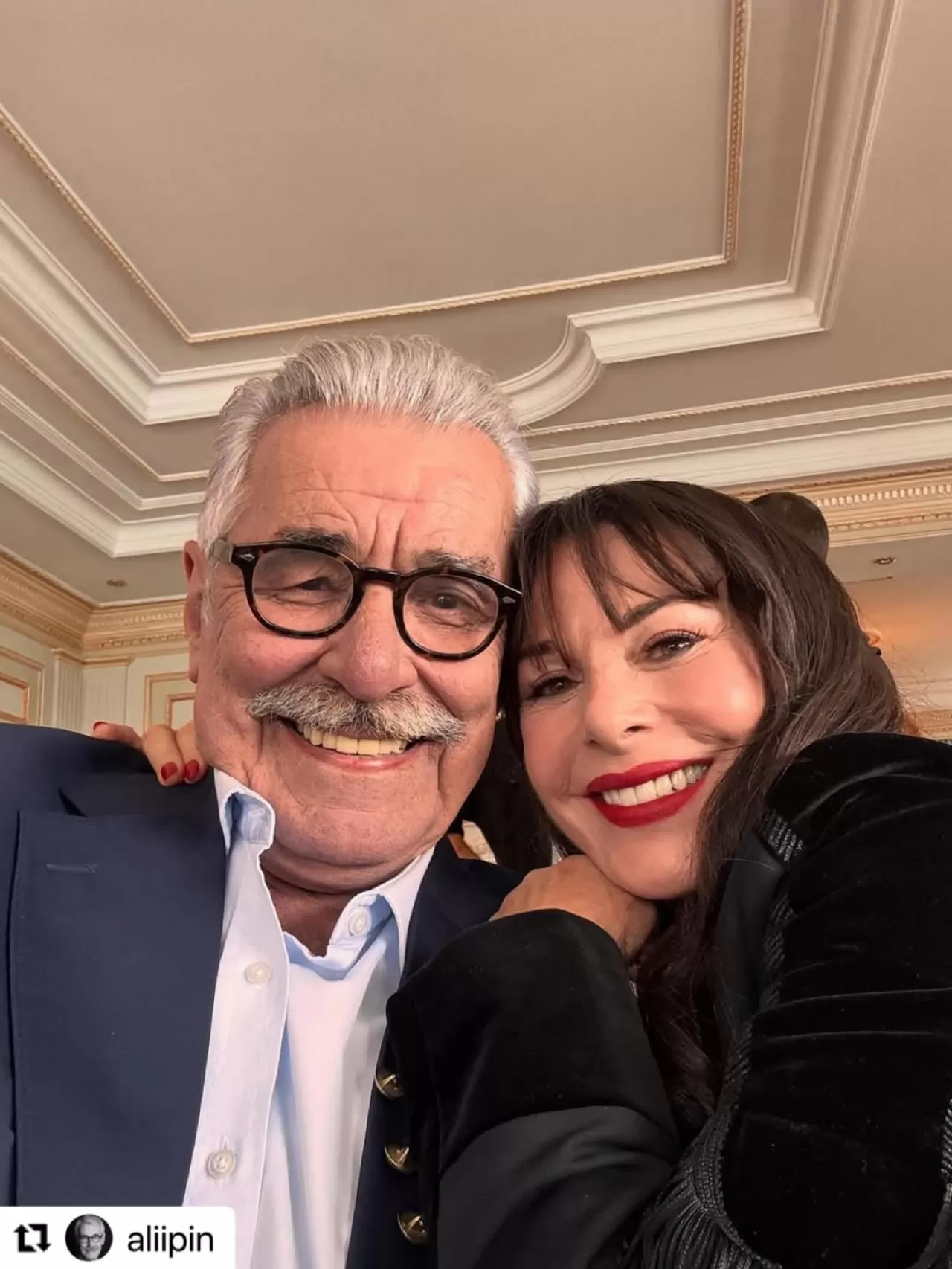 Şenay Gürler, Ali Poyrazoğlu'nu "Brian Cox'tan Yakışıklı" Olarak Nitelendirdi