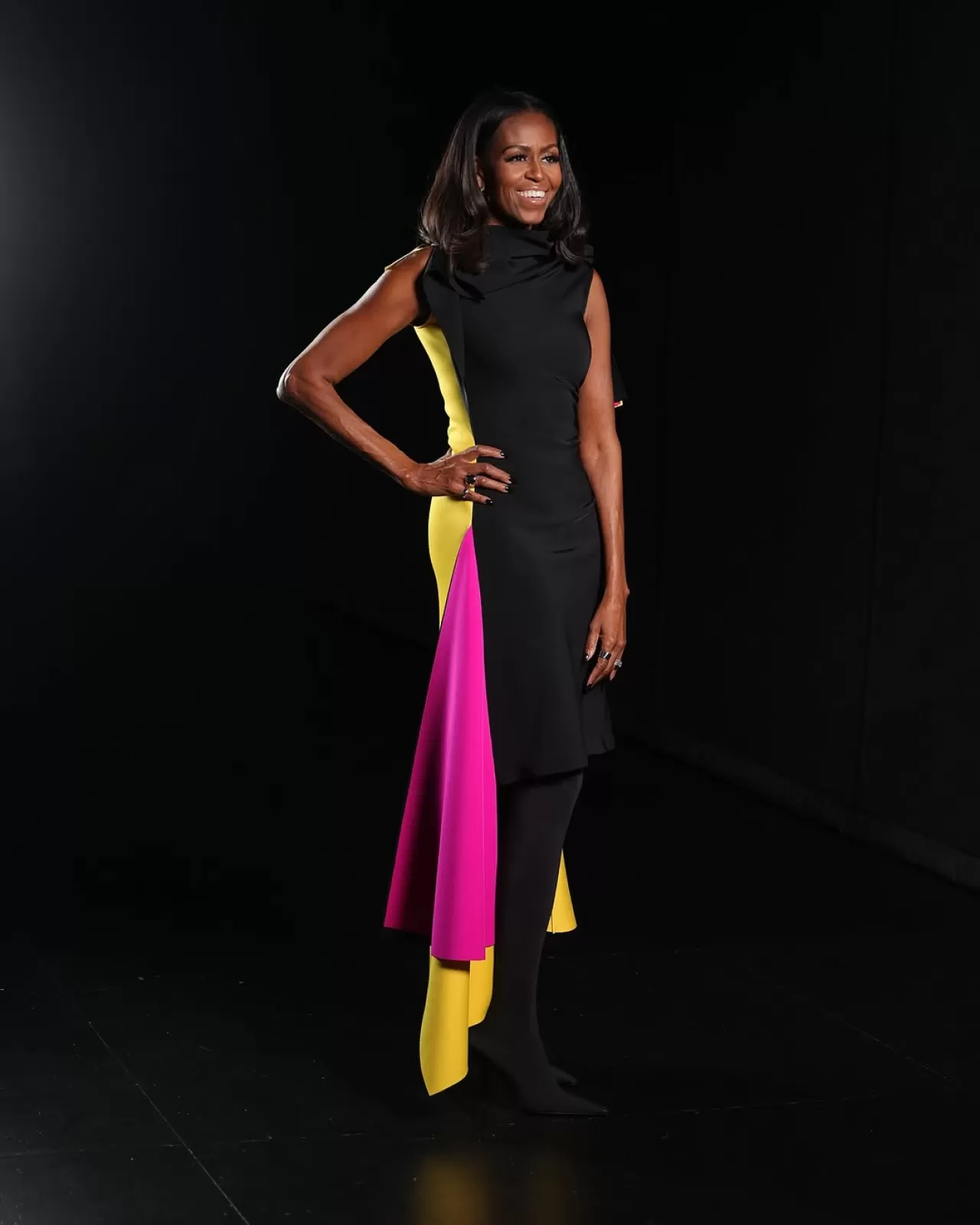 Michelle Obama, Yeni Kitabı 'The Look' için LOEWE'nin Özel Tasarımıyla Sahne Aldı