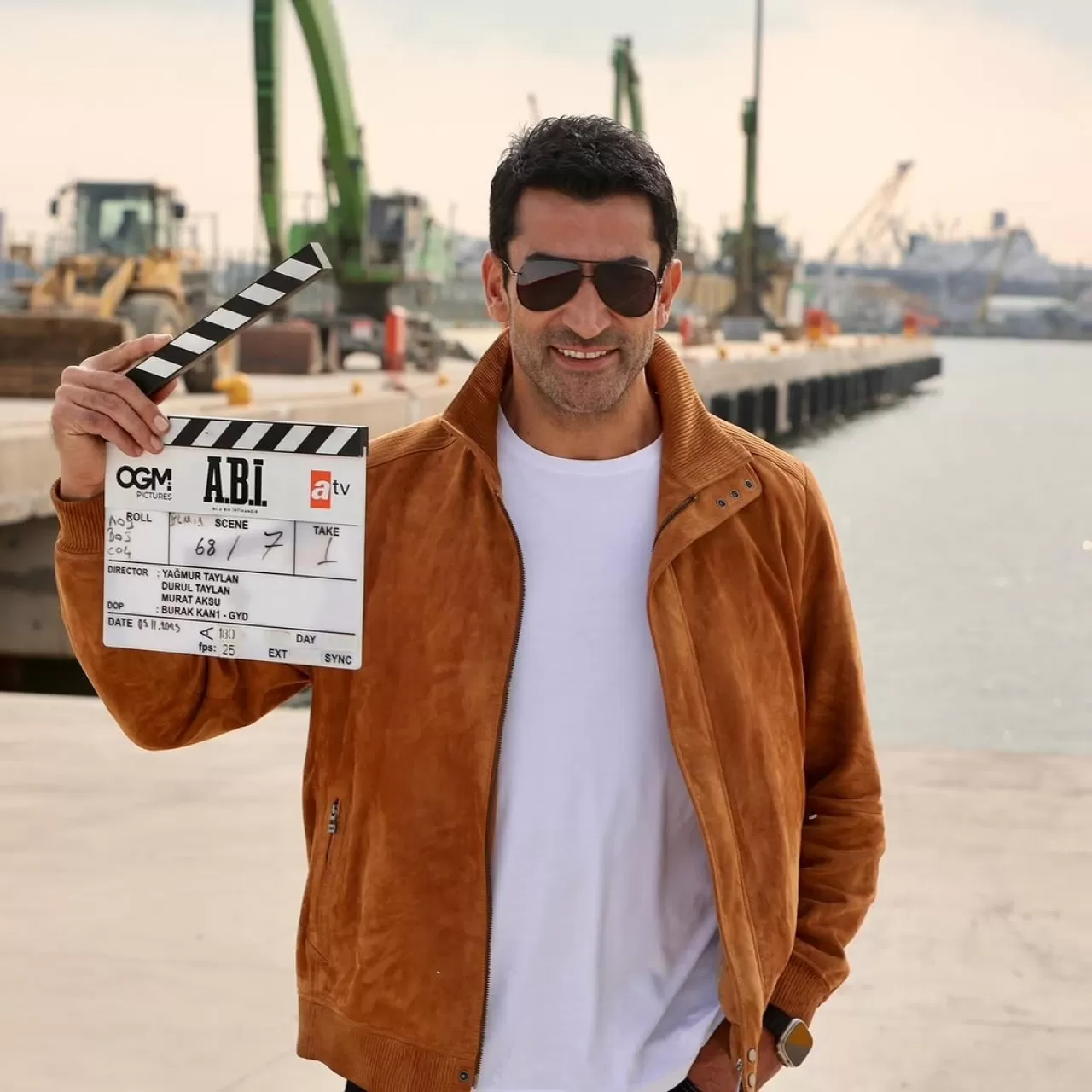 Kenan İmirzalıoğlu ve Afra Saraçoğlu'nun Başrollerini Paylaştığı "Abi" Dizisinin Setinden İlk Görüntüler Paylaşıldı