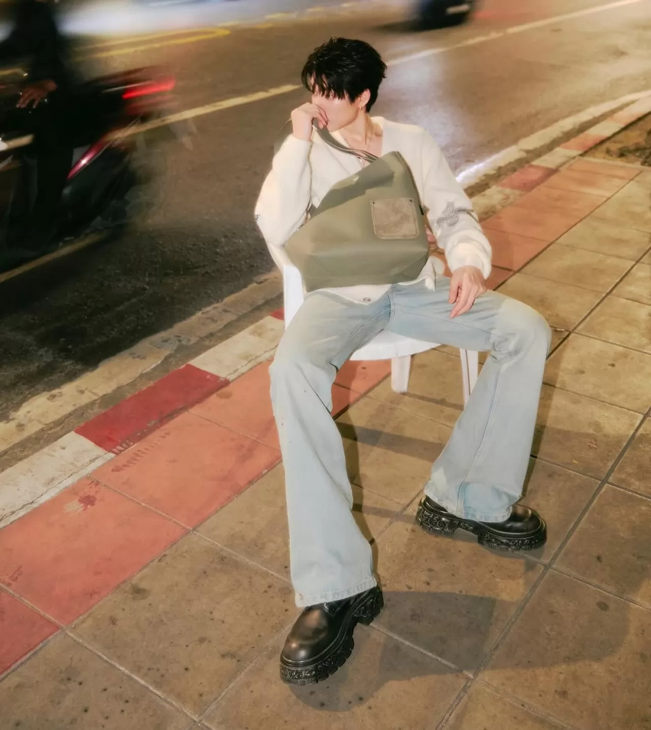 Taylandlı Oyuncu Off Jumpol, Louis Vuitton'un Yeni Verso Hobo Bag Çantasını Tanıttı