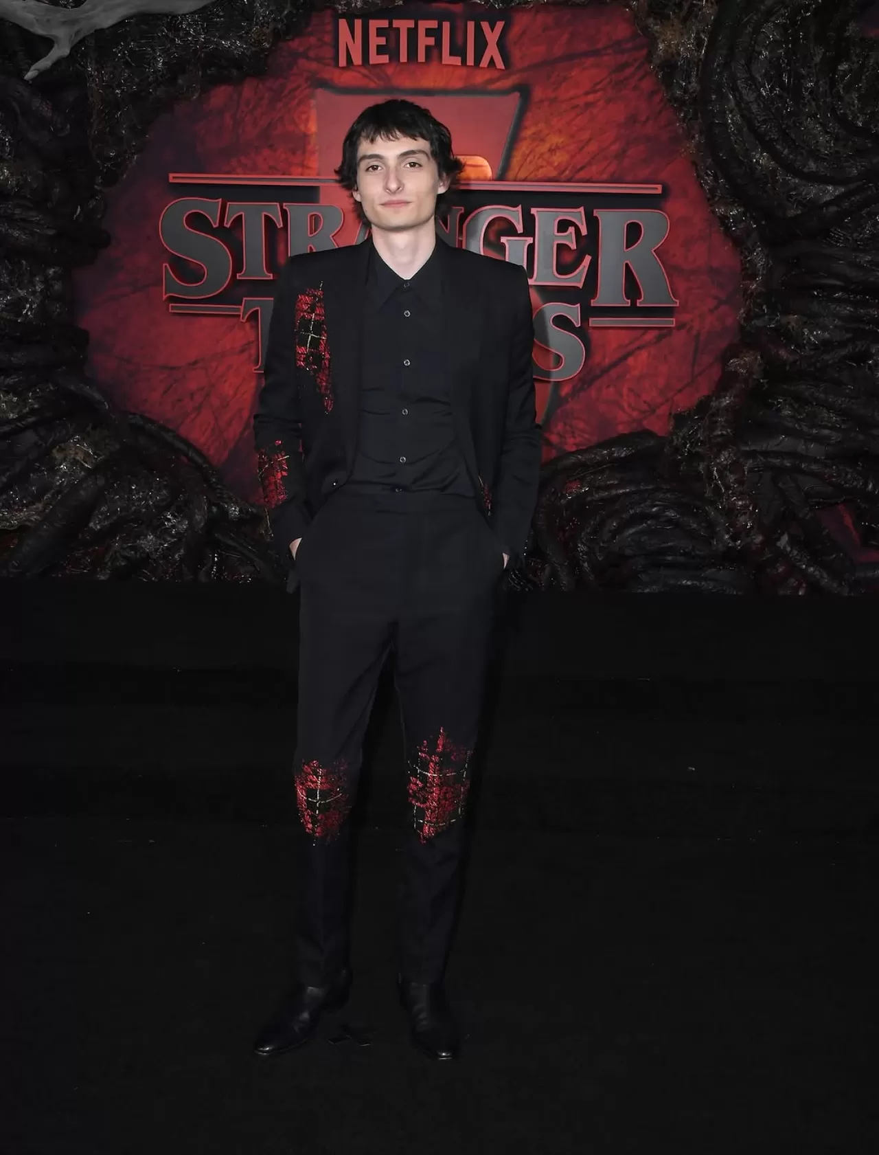 Finn Wolfhard, 'Stranger Things' Sezon 5 Prömiyerinde Alexander McQueen'in 2026 İlkbahar/Yaz Koleksiyonundan Giyindi