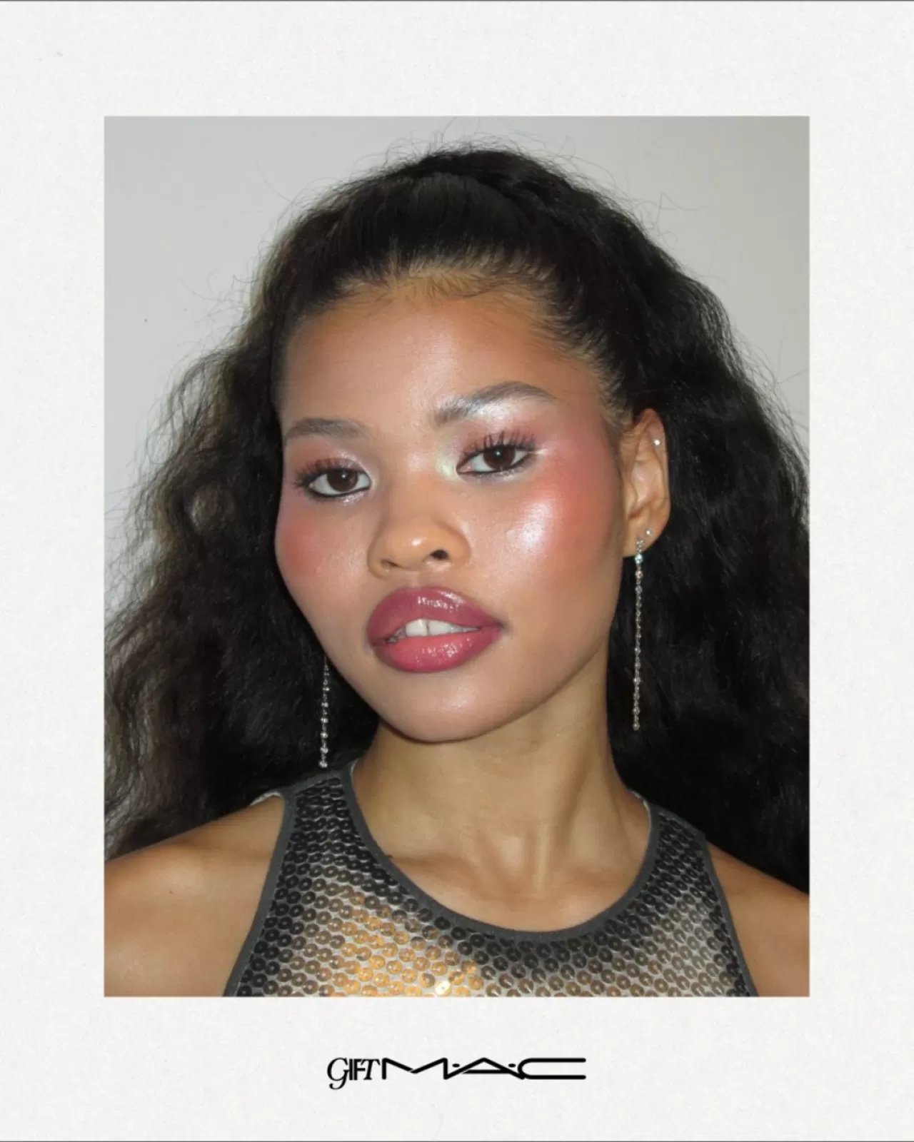 MAC Cosmetics'tan Işıltılı Yılbaşı Makyajı Koleksiyonu