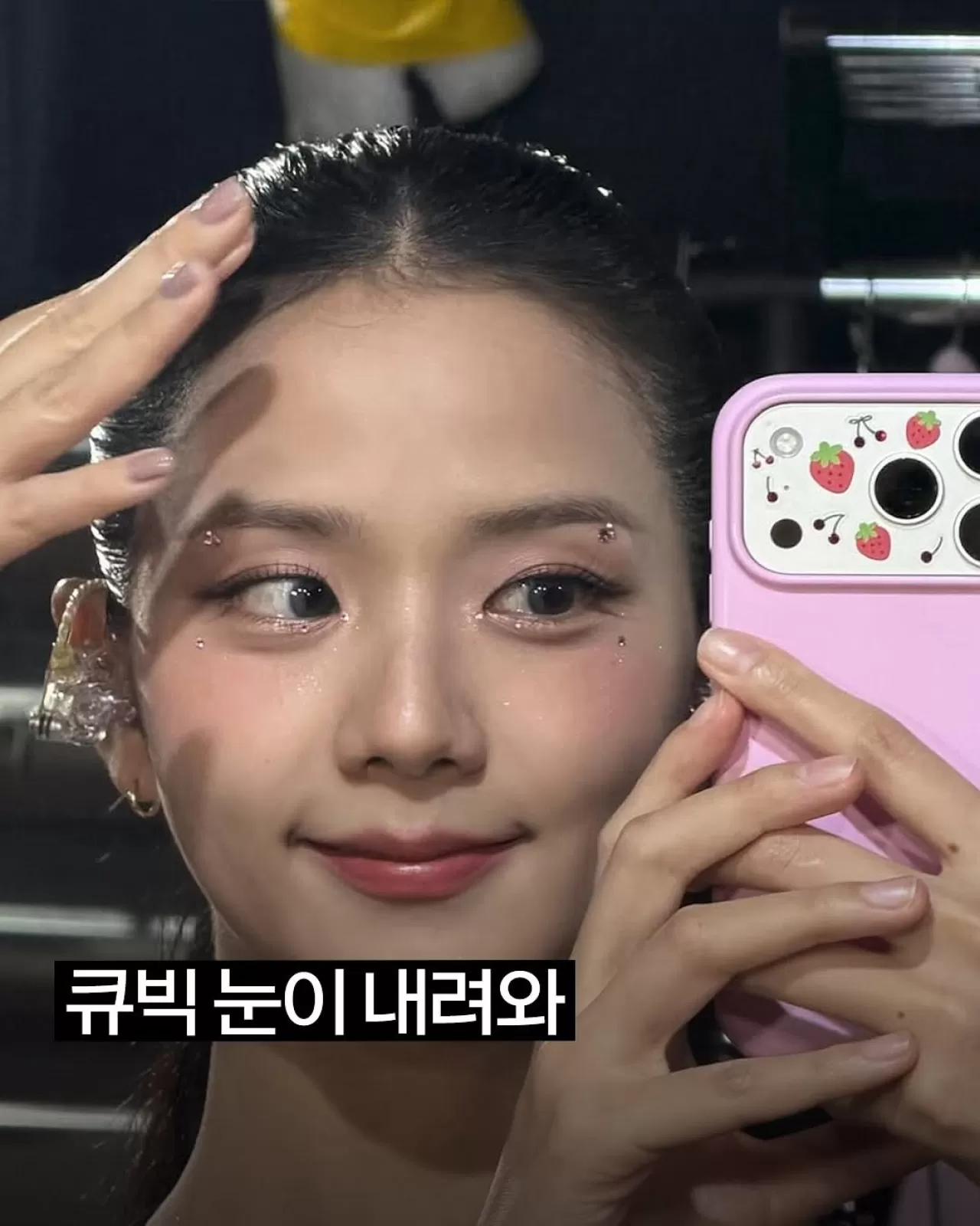 K-Pop Yıldızları Yüzdeki Kristal Kullanımı ile Yılbaşı Makyaj Trendini Belirliyor