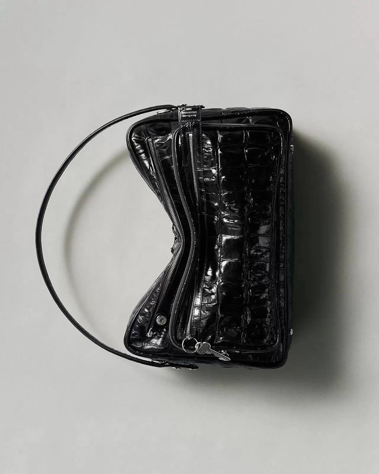 Acne Studios, Yeni 'Camero' Kamera Çantasını Patent Sürüm Efektli Deri ile Tanıttı