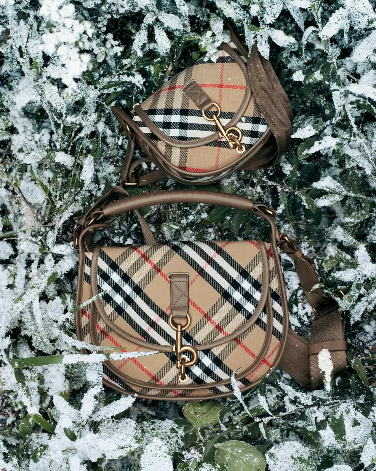 Burberry, Kış Mevsimi İçin Yeni Check Aksesuarlarını Tanıttı