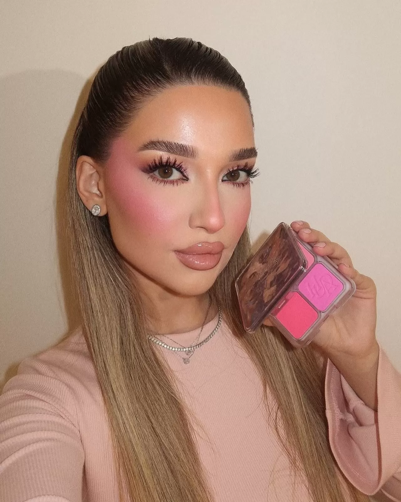 Huda Beauty, Yeni Allık Paletlerini Tanıttı