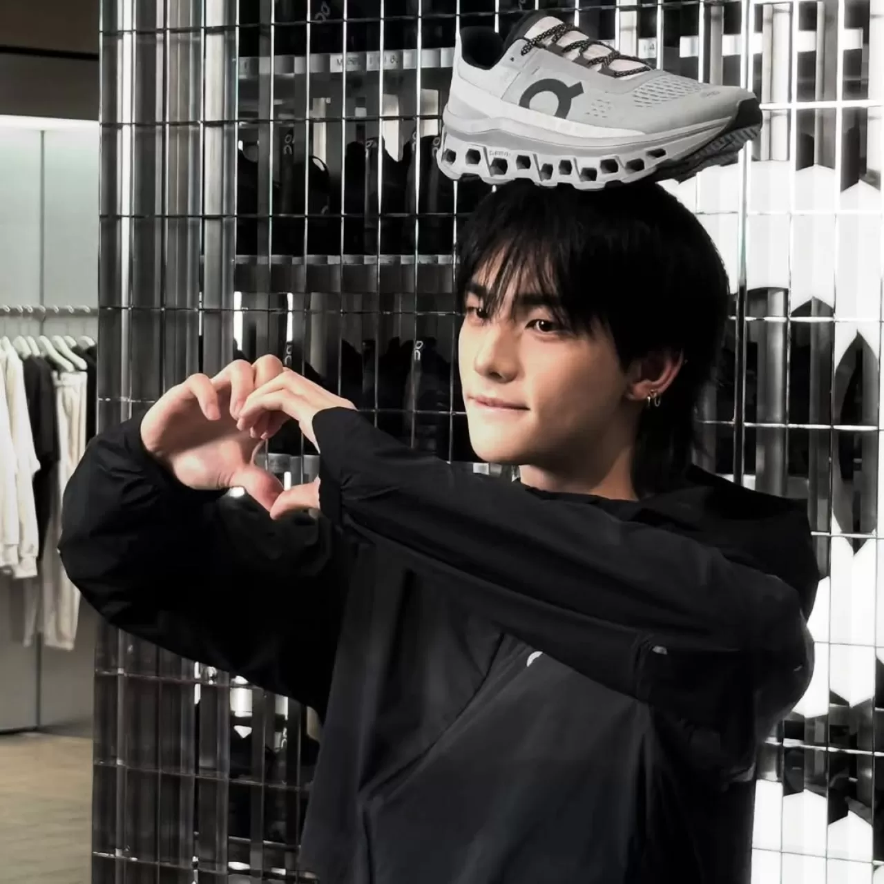 Stray Kids'tan Hyunjin, Eski JYP Çalışanını ON Store Etkinliğinde Tanıdı