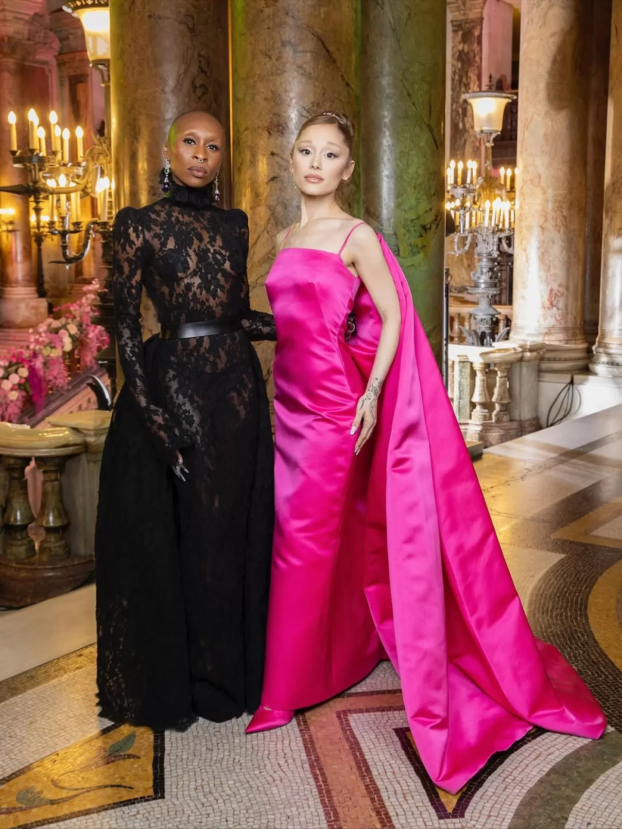 Ariana Grande ve Cynthia Erivo, 'Wicked' Paris Prömiyerinde Sarah Burton'un Özel Tasarım Elbiseleriyle Sahne Aldı