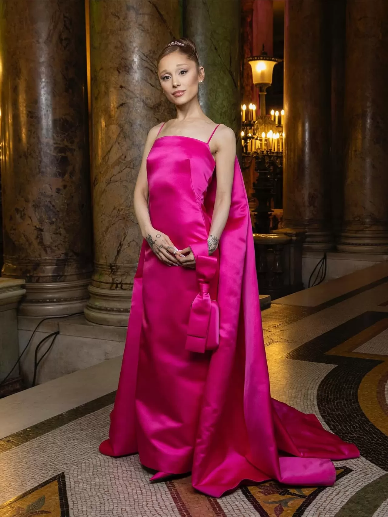 Ariana Grande, Paris'teki 'Wicked' Galasında Givenchy Elbisesiyle Sahne Aldı