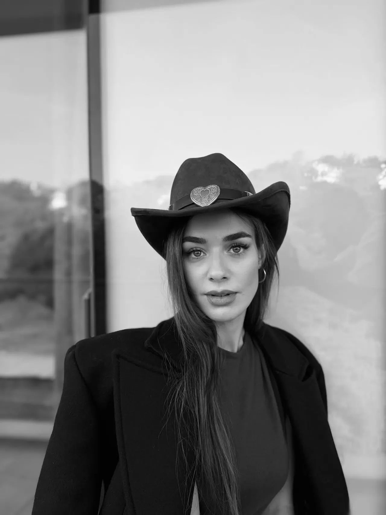 Bensu Soral'ın Arabaya Yürüme Anı Sosyal Medyada Paylaşıldı