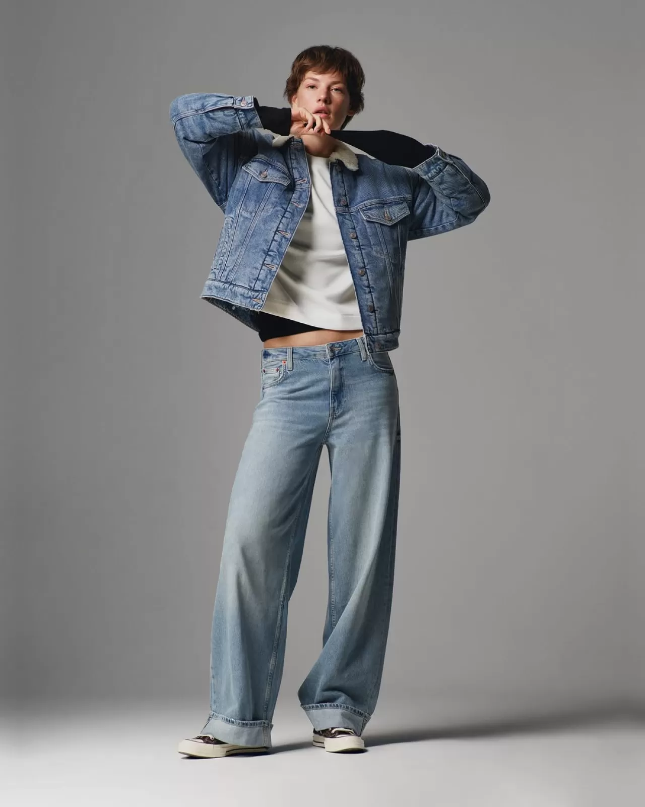 Colins, 'Denim on Denim' Stilini Kuralsız ve Özgür Bir Şekilde Yeniden Yorumluyor