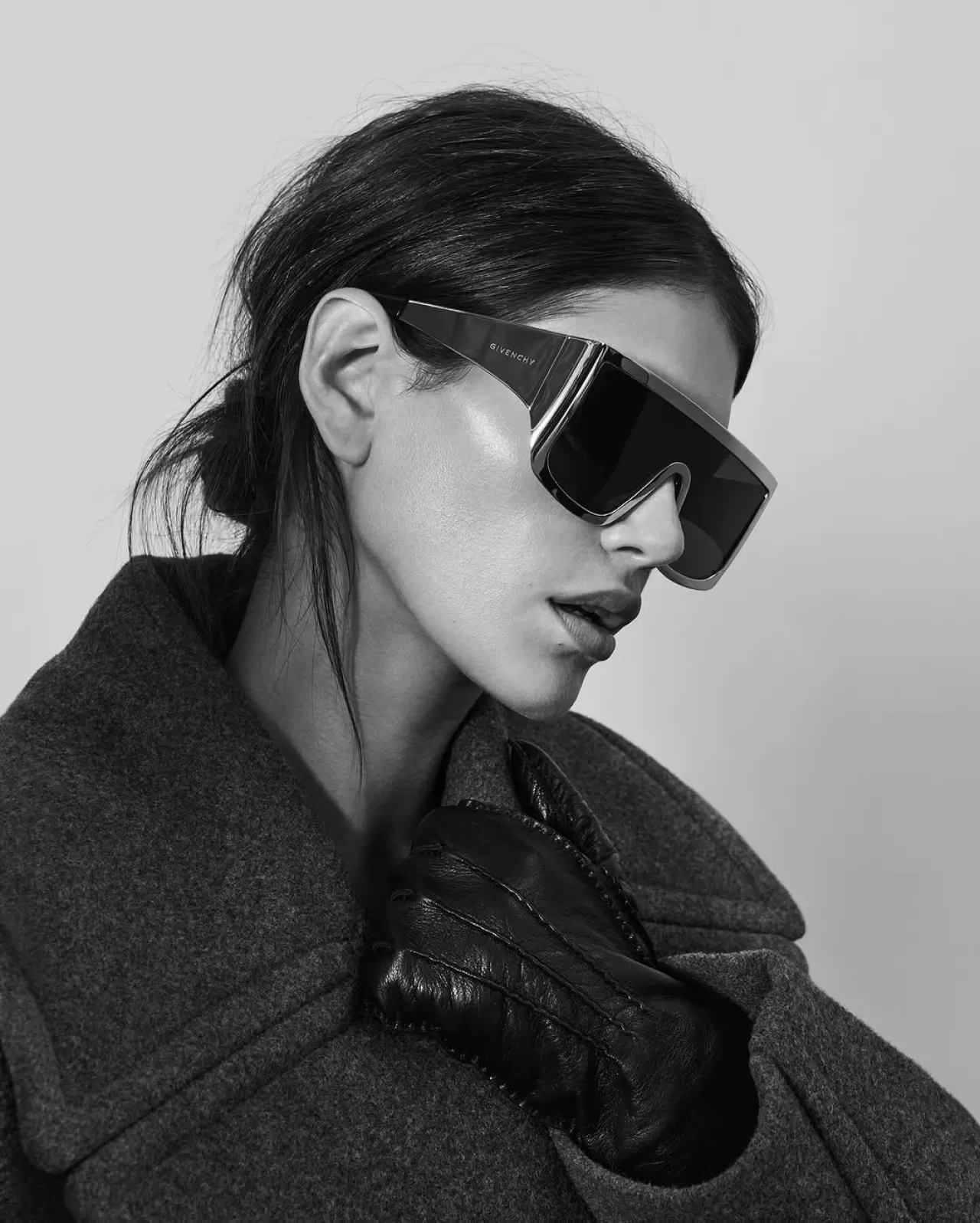 Givenchy'nin Kış 2025 Koleksiyonundan Metalik Kare Güneş Gözlükleri Tanıtıldı