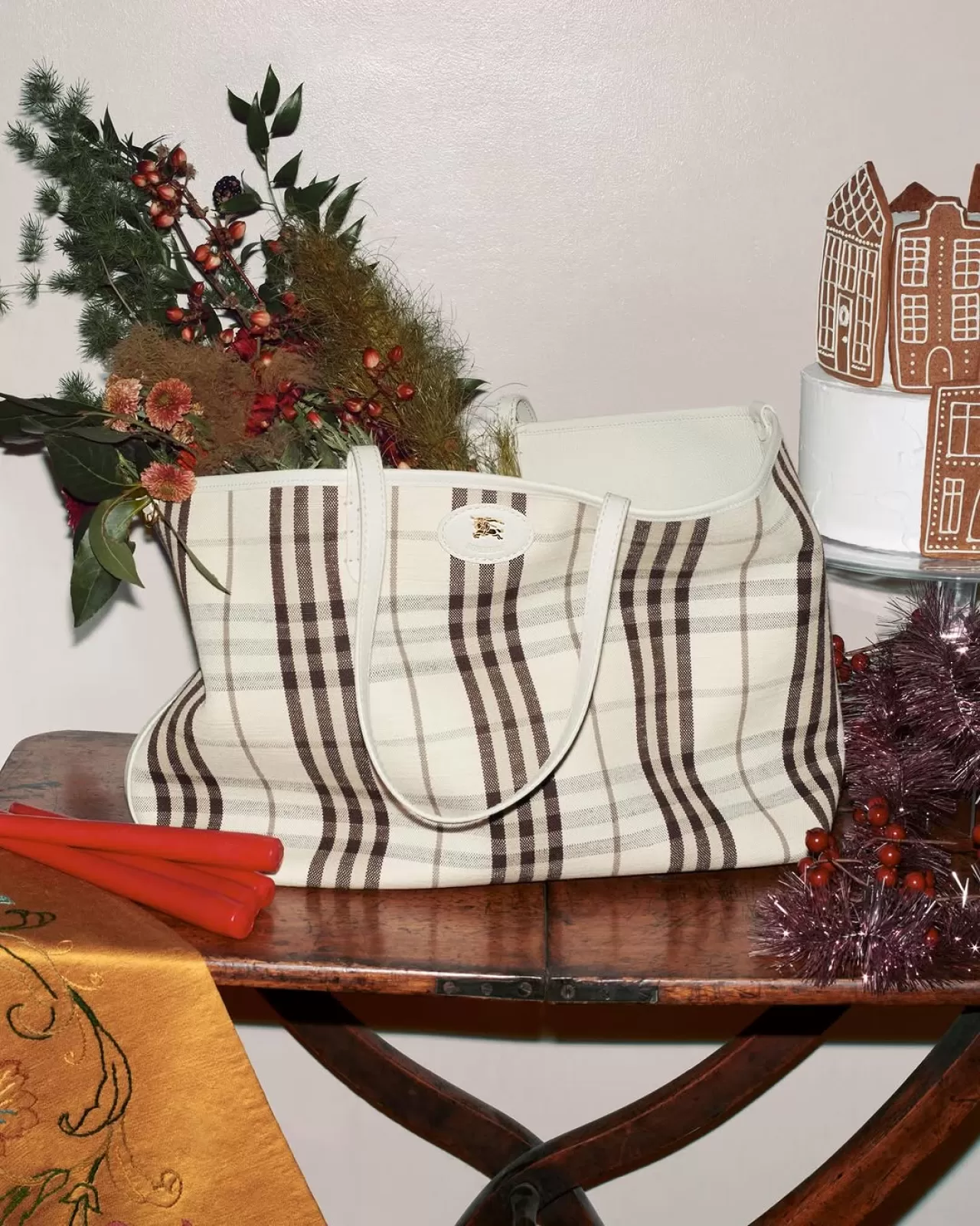 Burberry, Çift Yüzü Tote Çanta Modeli 'Bloomsbury'yi Tanıttı