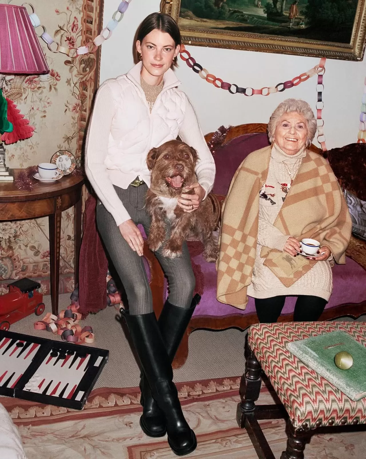 Burberry, Yeni Aile Koleksiyonunu 'Grimegran' Lakaplı Margie ile Tanıttı