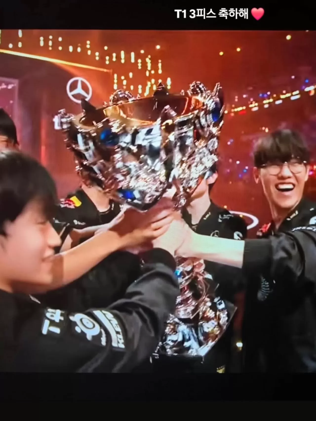 T1, League of Legends Dünya Şampiyonası'nda Zaferini Kutluyor