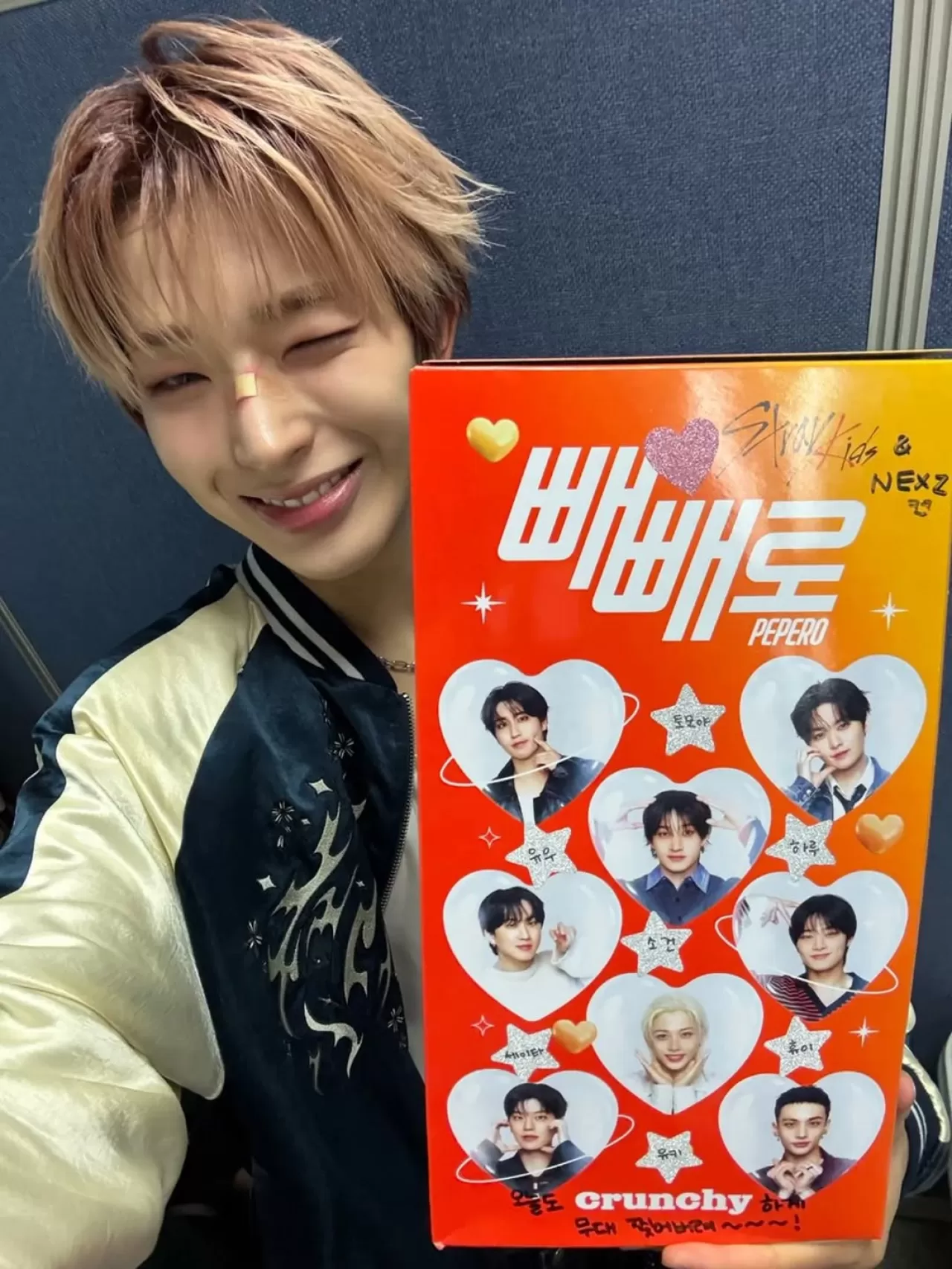 NEXZ Üyesi Tomoya, Inkigayo'da Stray Kids Temalı Pepero Hediyesi Aldı