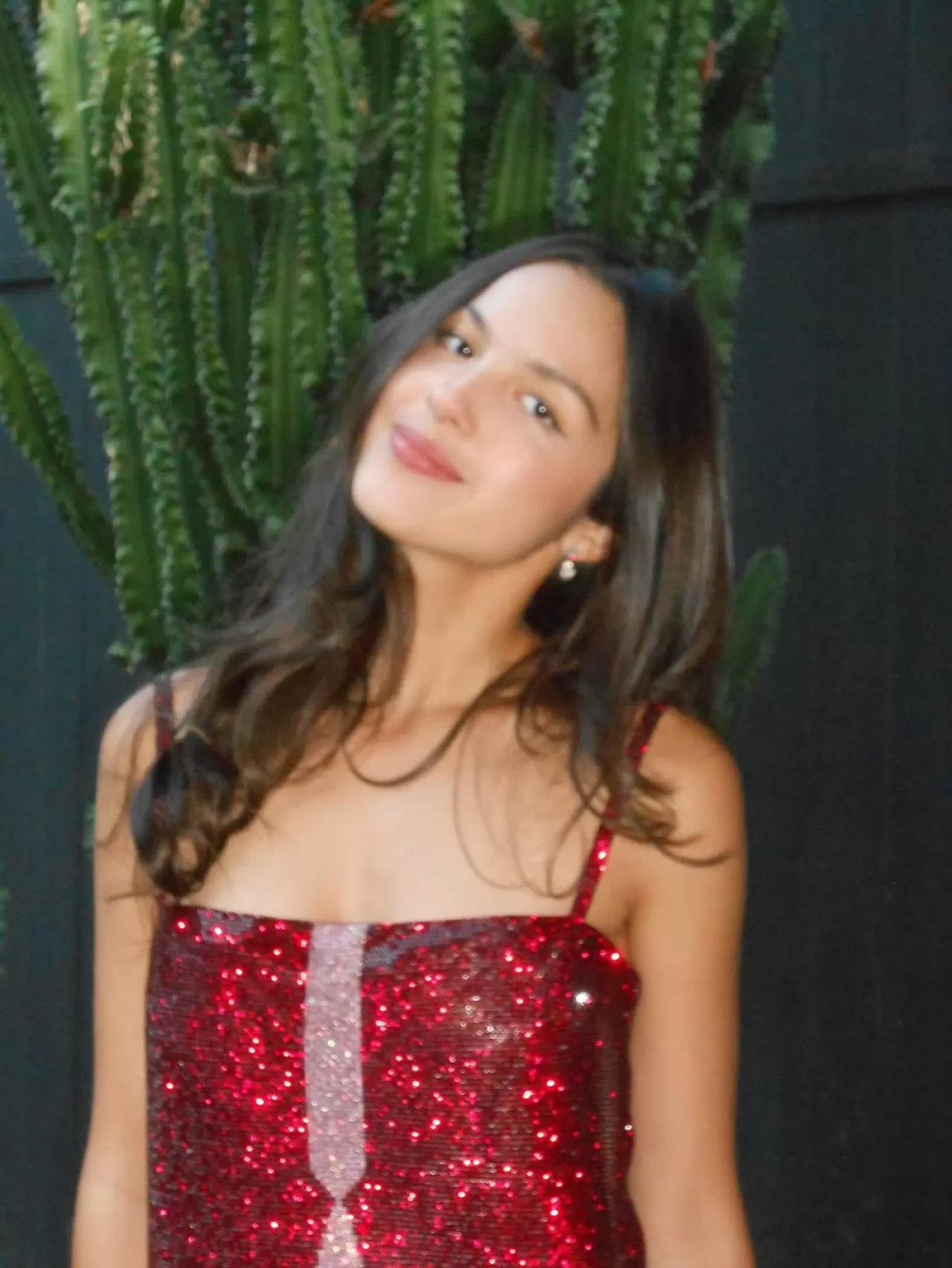 Olivia Rodrigo, The White Stripes'in Rock Hall Girişinde Duygusal Performans Sergiledi