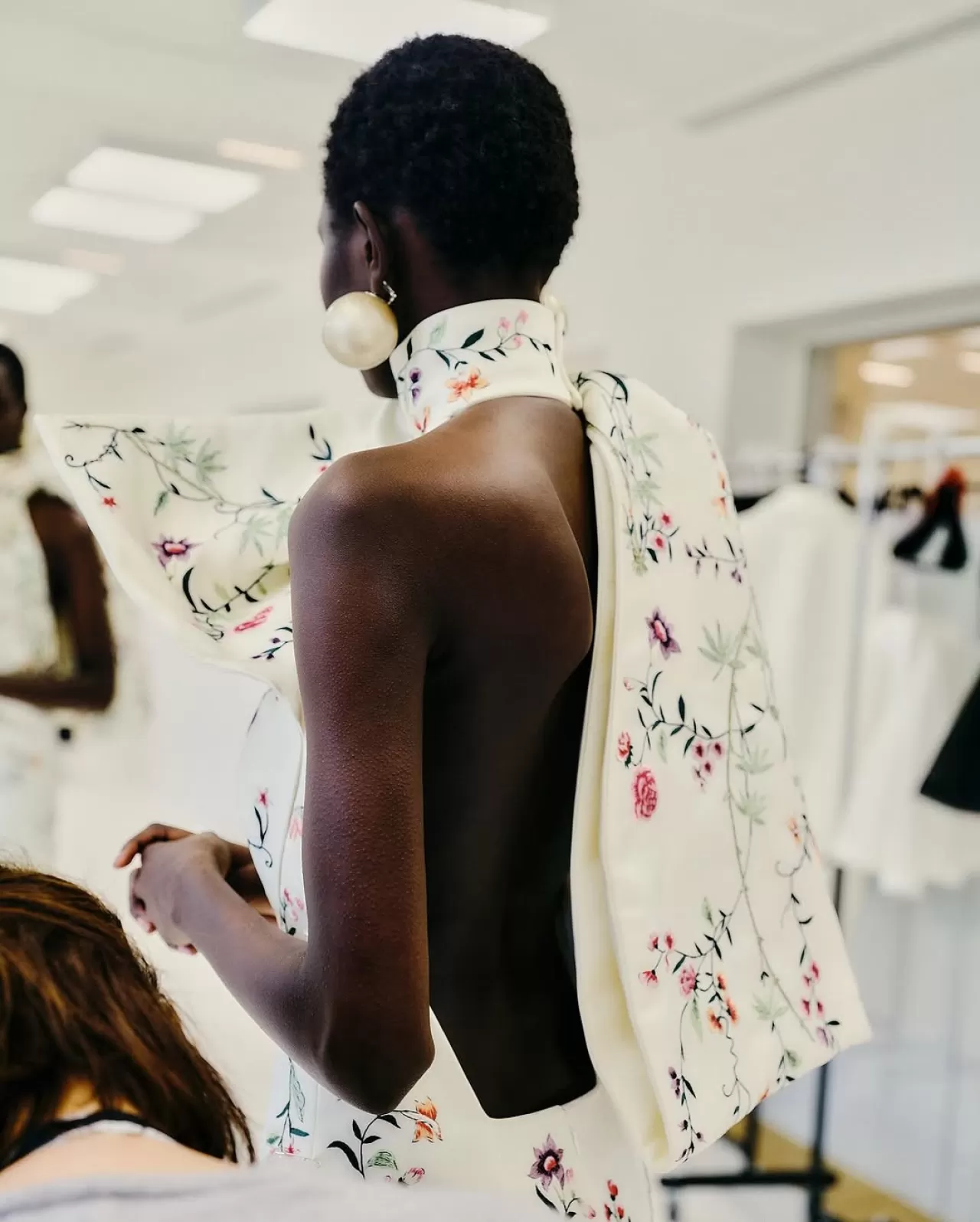 Givenchy, Sarah Burton Yönetiminde Nyaduola'nın Vücudunu Saran İşlemeli Tuvaletini Tanıttı