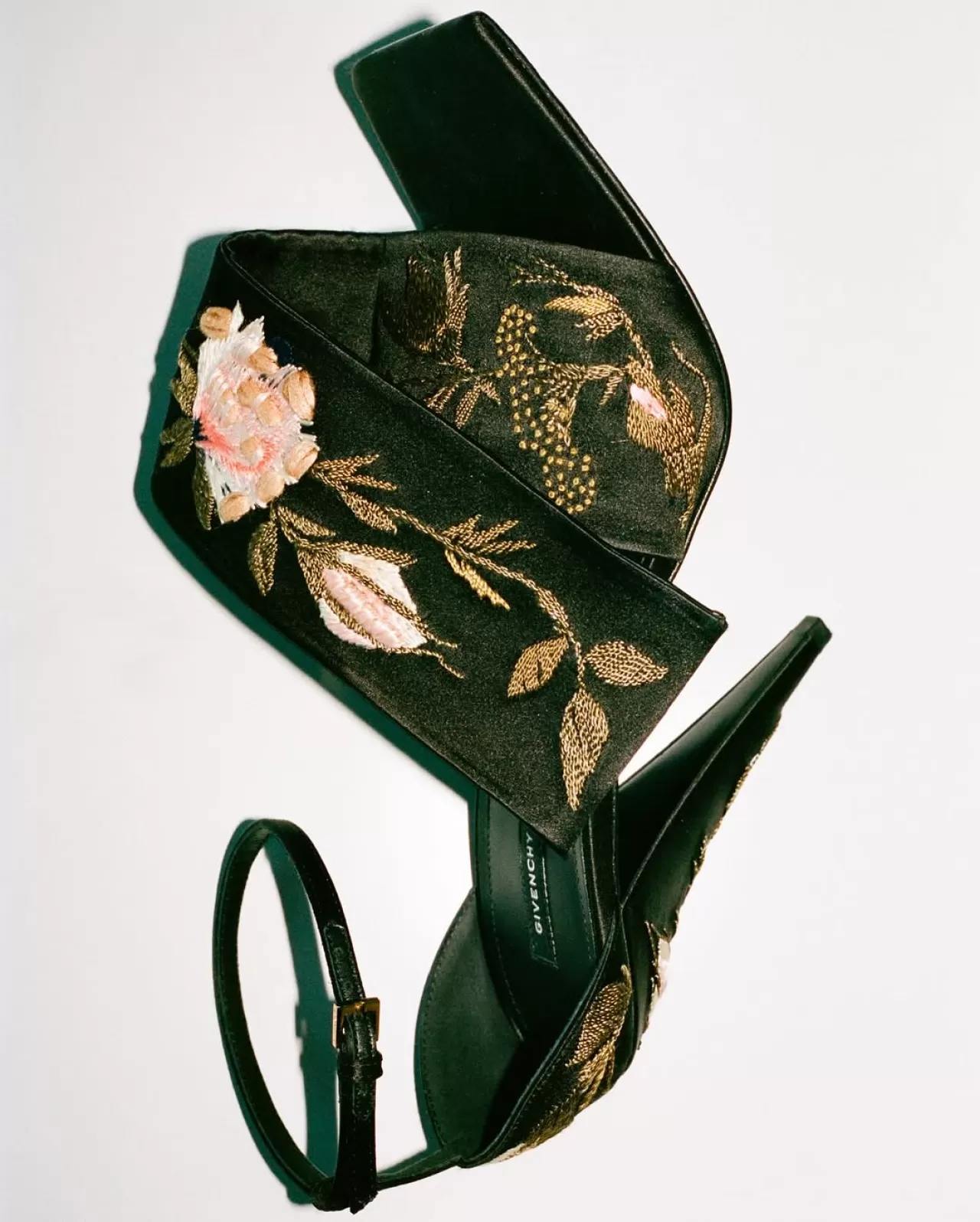 Givenchy, Sarah Burton Döneminden Floral Desenli Topuklu Sandaletini Sunuyor