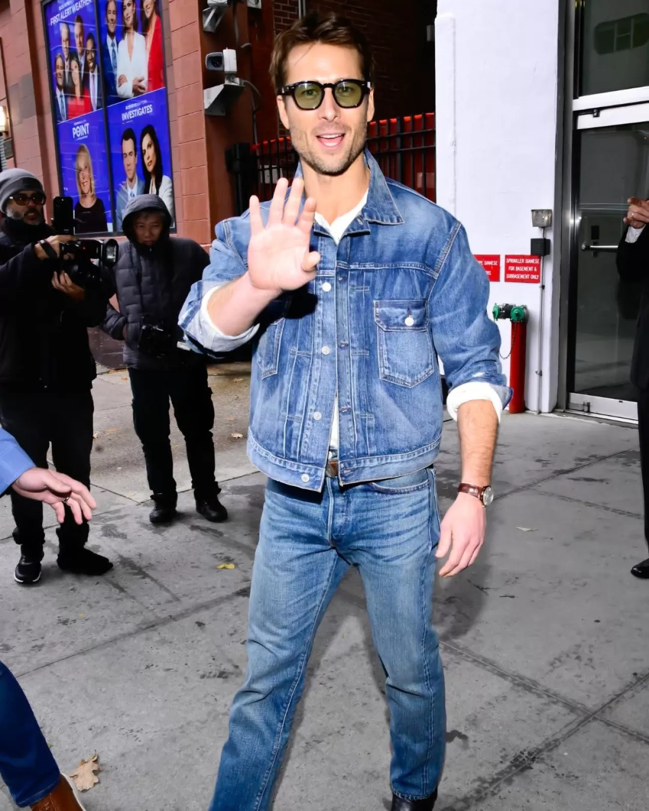 Glen Powell, The Drew Barrymore Show Çıkışında Görüntülendi