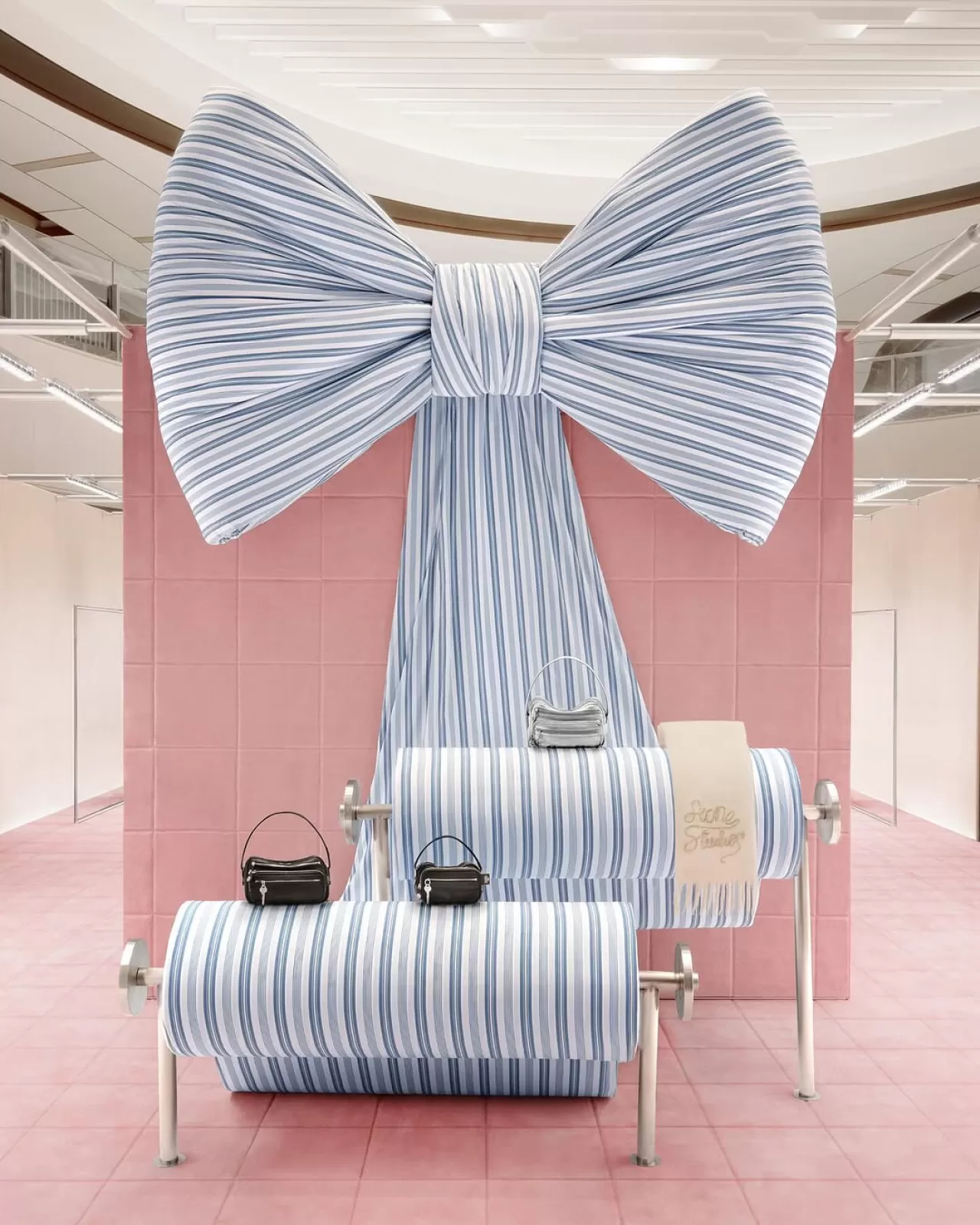 Acne Studios, Şangay'daki Taikoo Hui Alışveriş Merkezi'nde Geri Dönüştürülmüş Malzemelerden Atölye Çalışması Düzenliyor