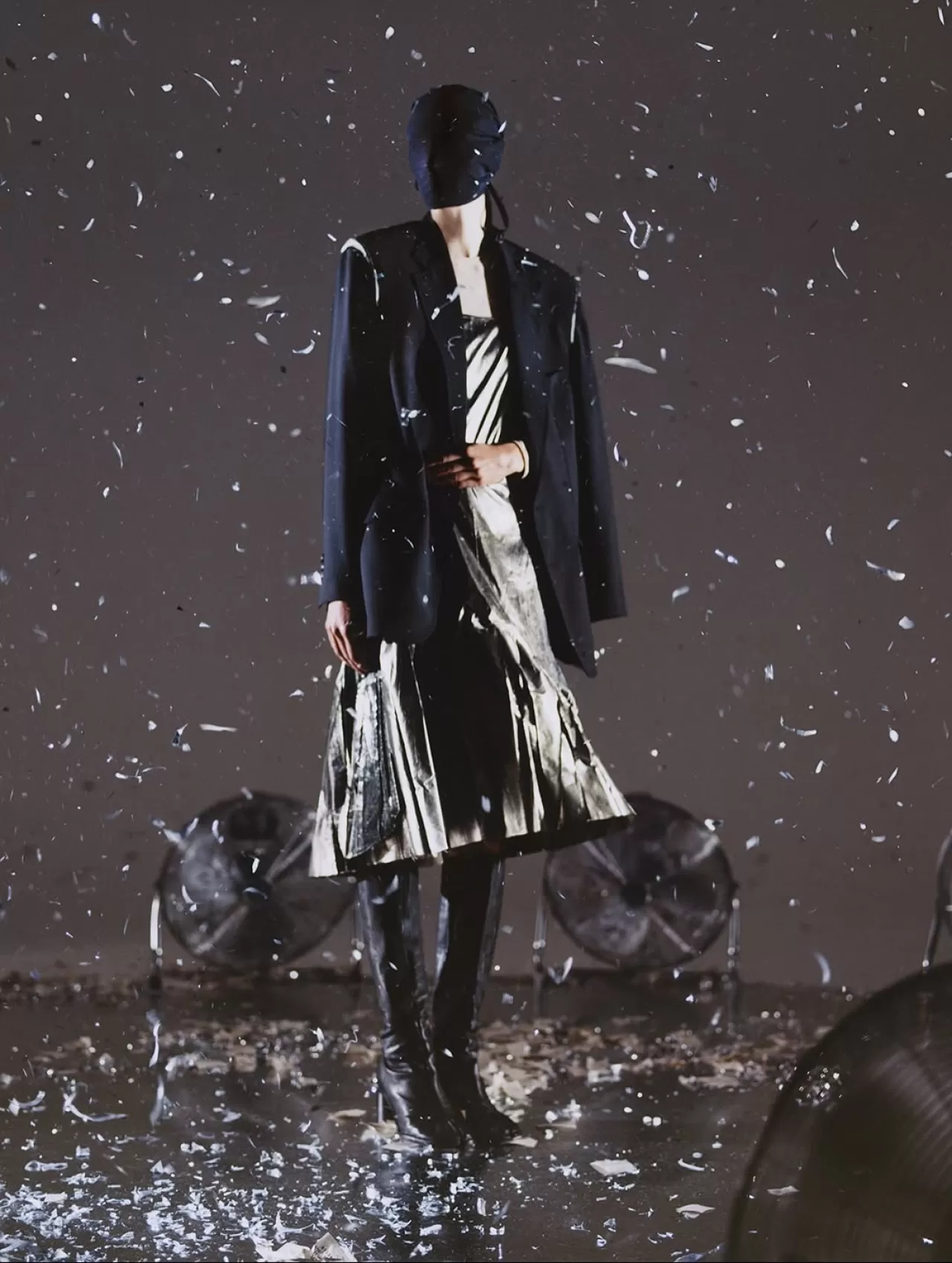 Maison Margiela, Isı ve Basınç Tekniği ile Metalik Parti Elbiselerini Tanıttı